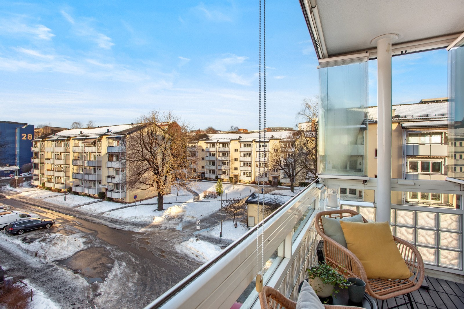 Balkongen er overbygget og innglasset, noe som øker bruksverdien. Glassveggene kan åpnes helt. Fint utsyn mot stille nabolag. Galleribilde