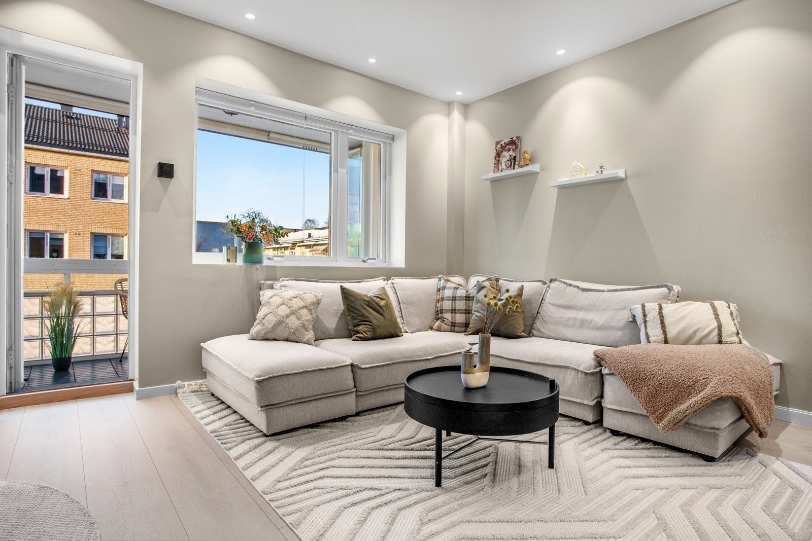 Hele boligen er omfattende oppusset i 2020/21 og siden svært velholdt. Galleribilde