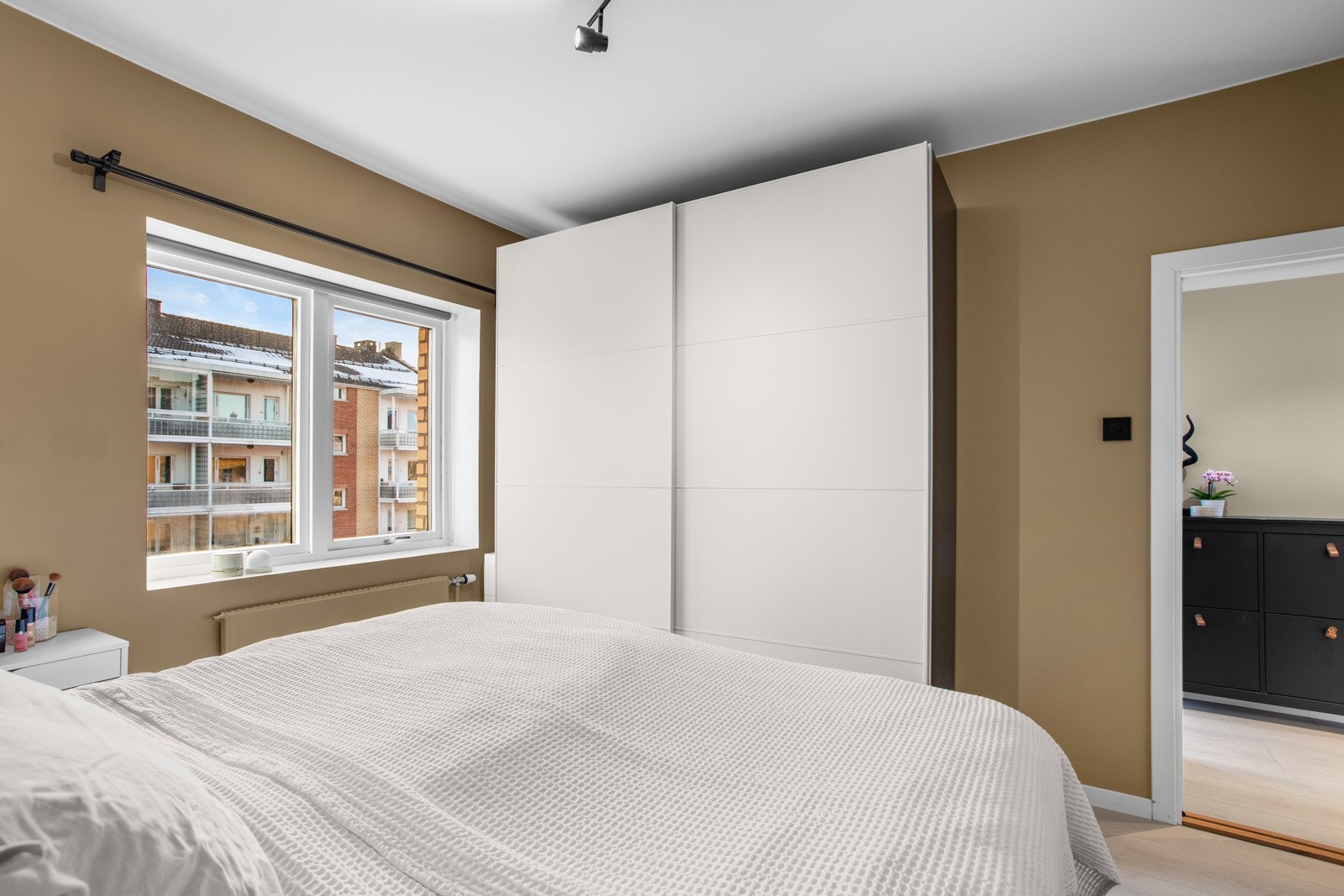 God plass til dobbeltseng med tilhørende møblement. Galleribilde