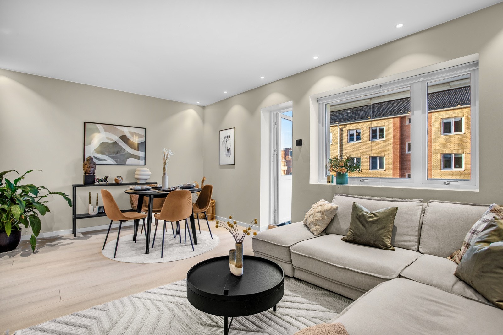 Lys og romslig stue med god soneinndeling. Galleribilde