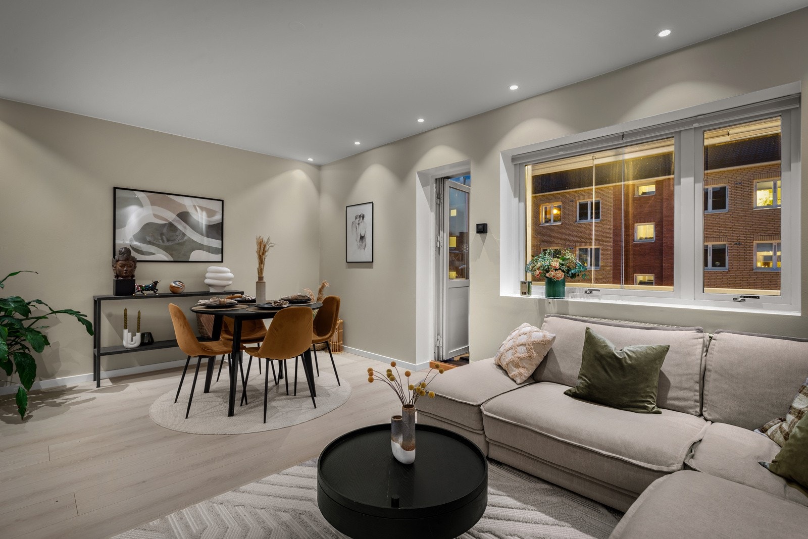 Det er enstavs gulv, malte flater og malt himling med downlights. Boligen har en lun og gjennomtenkt fargepalett. Galleribilde