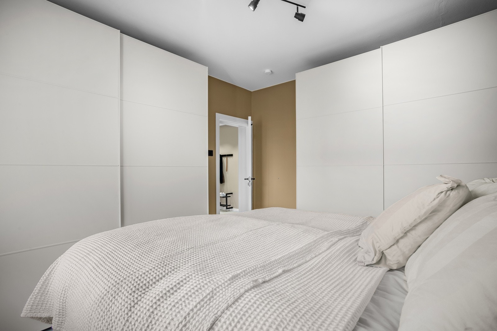 Svært gode oppbevaringsmuligheter i to store skyvedørsgarderober. Galleribilde