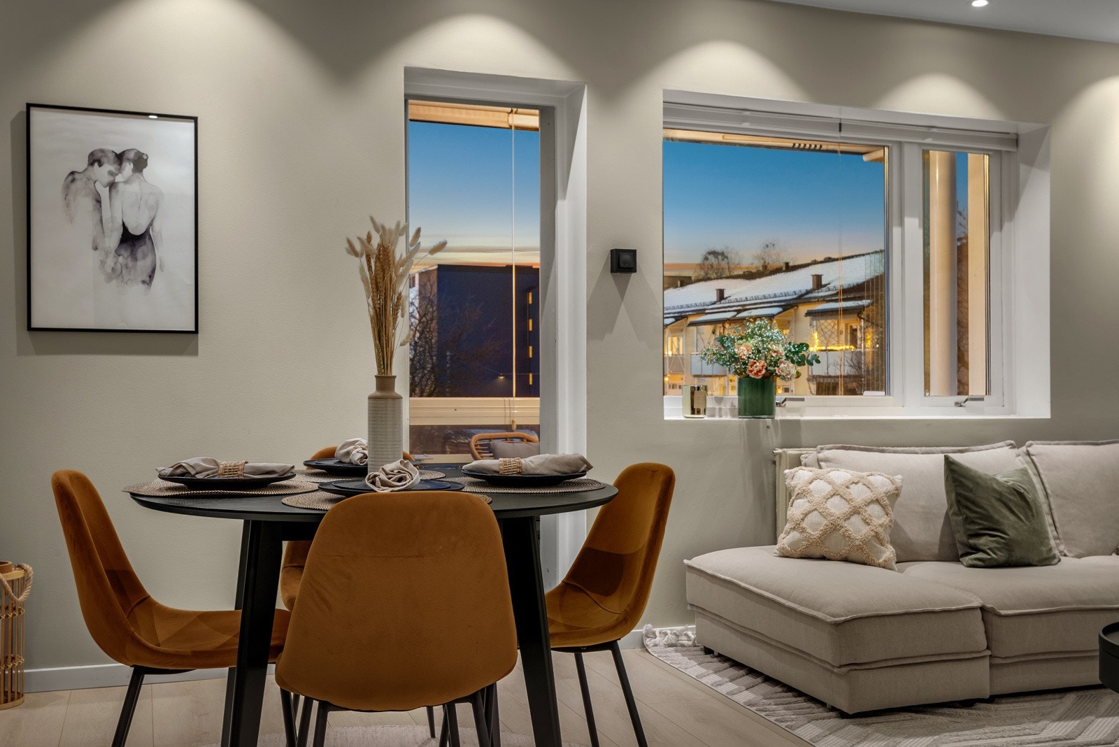 Boligen har gjennomgående bruk av listefrie vinduer og karmer. Galleribilde