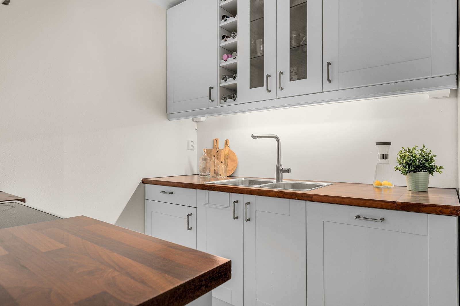 Kjøkkeninnredning fremstår i normal stand, alder tatt i betraktning. Profilerte fronter, laminat benkeplate, nedfelt oppvaskkum og 1-greps blandebatteri! Galleribilde