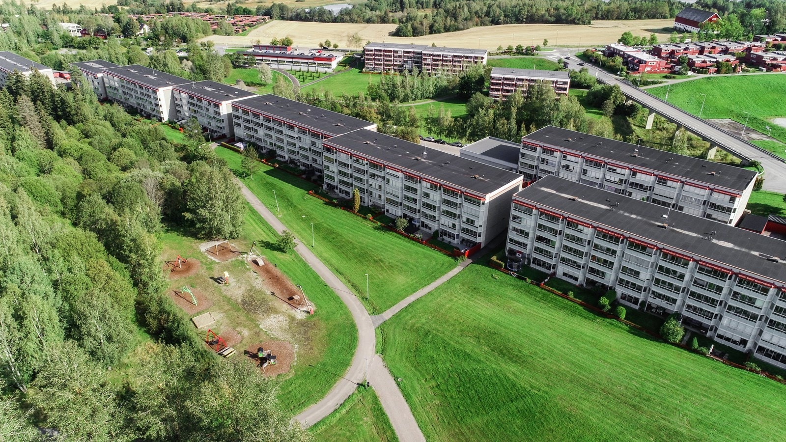 Grønne og flotte omgivelser rundt Riihimäkiveien ved sommerstid! Galleribilde