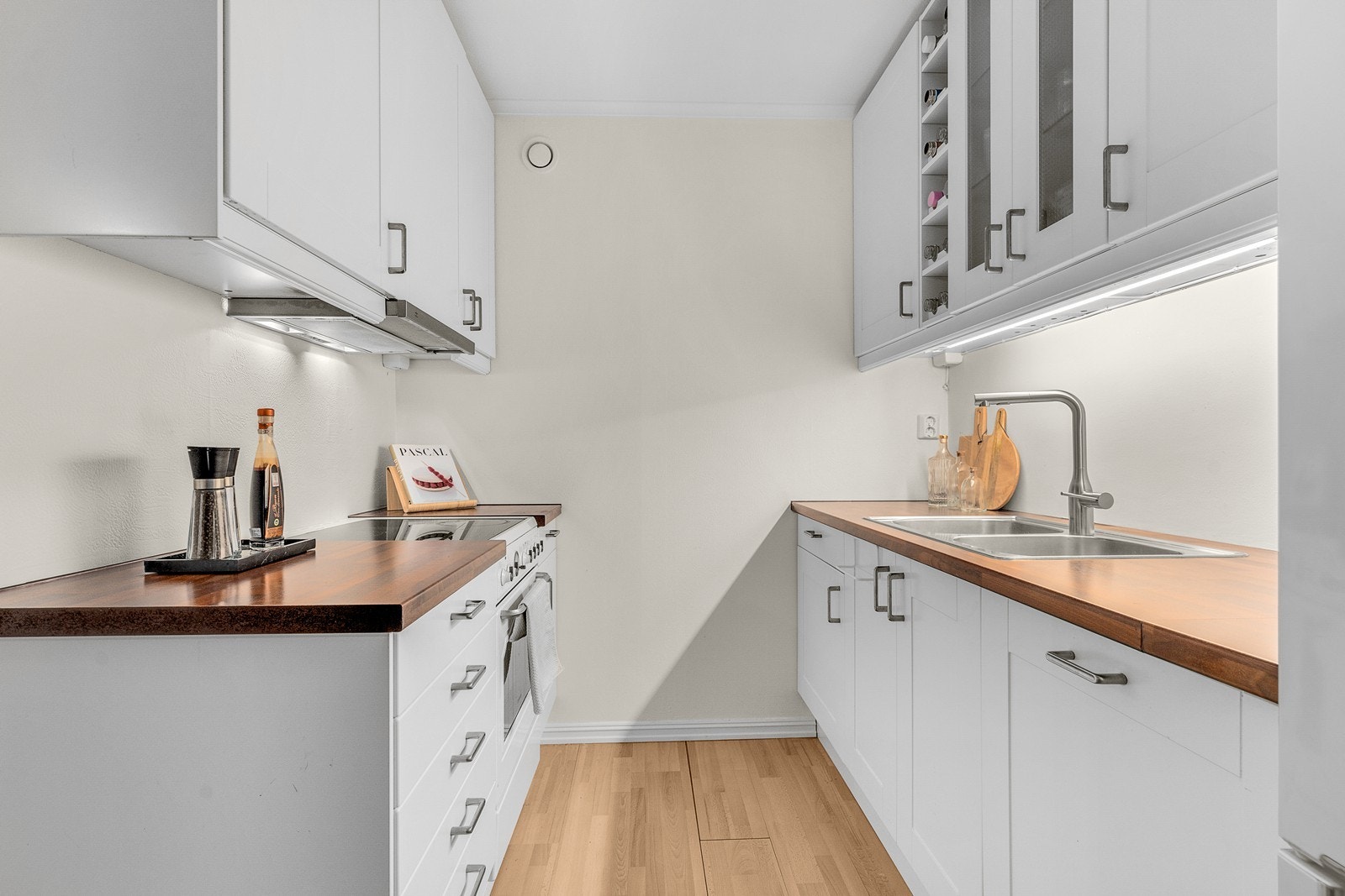 Tiltalende kjøkken med god skap/benkeplass! Galleribilde