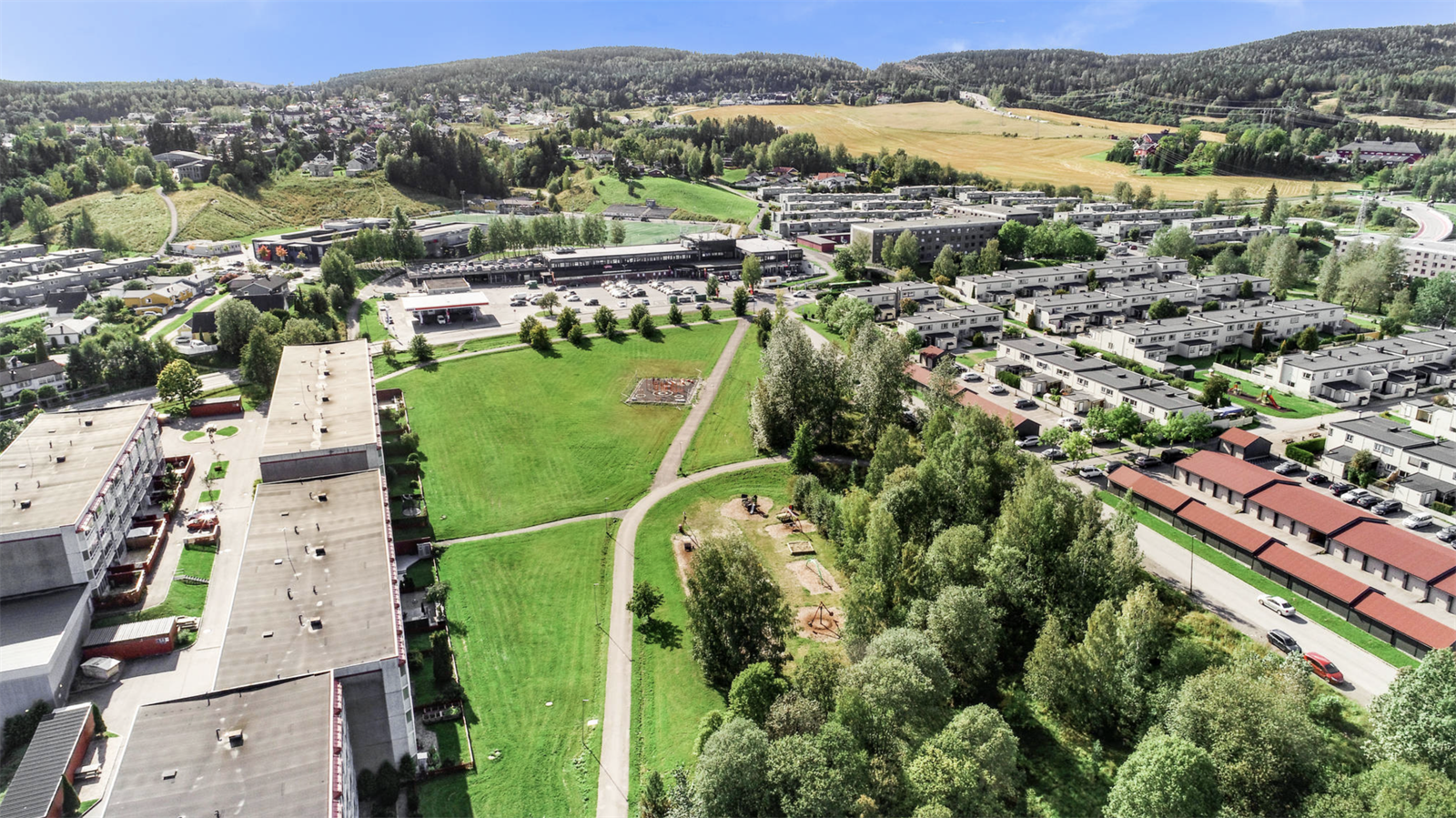 Fra boligen er det kort gangavstand til det meste du trenger i hverdagen! Galleribilde