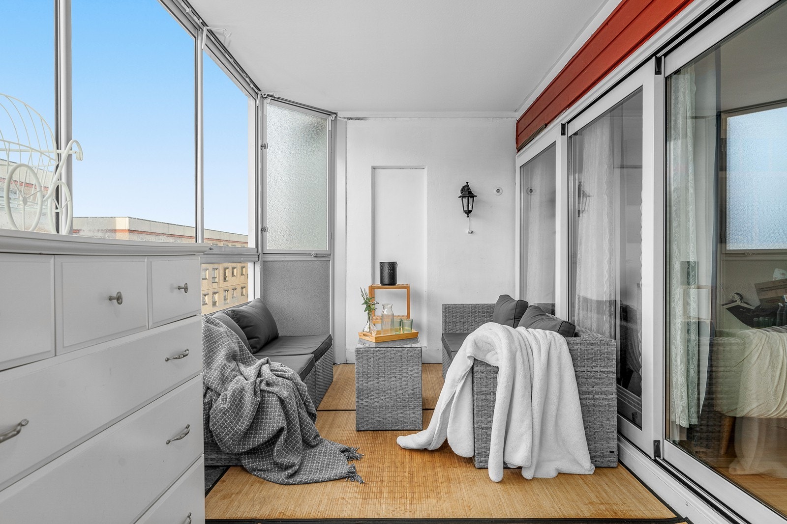 stor innglasset, nordvestvendt veranda på 14 kvm med gode solforhold! Galleribilde