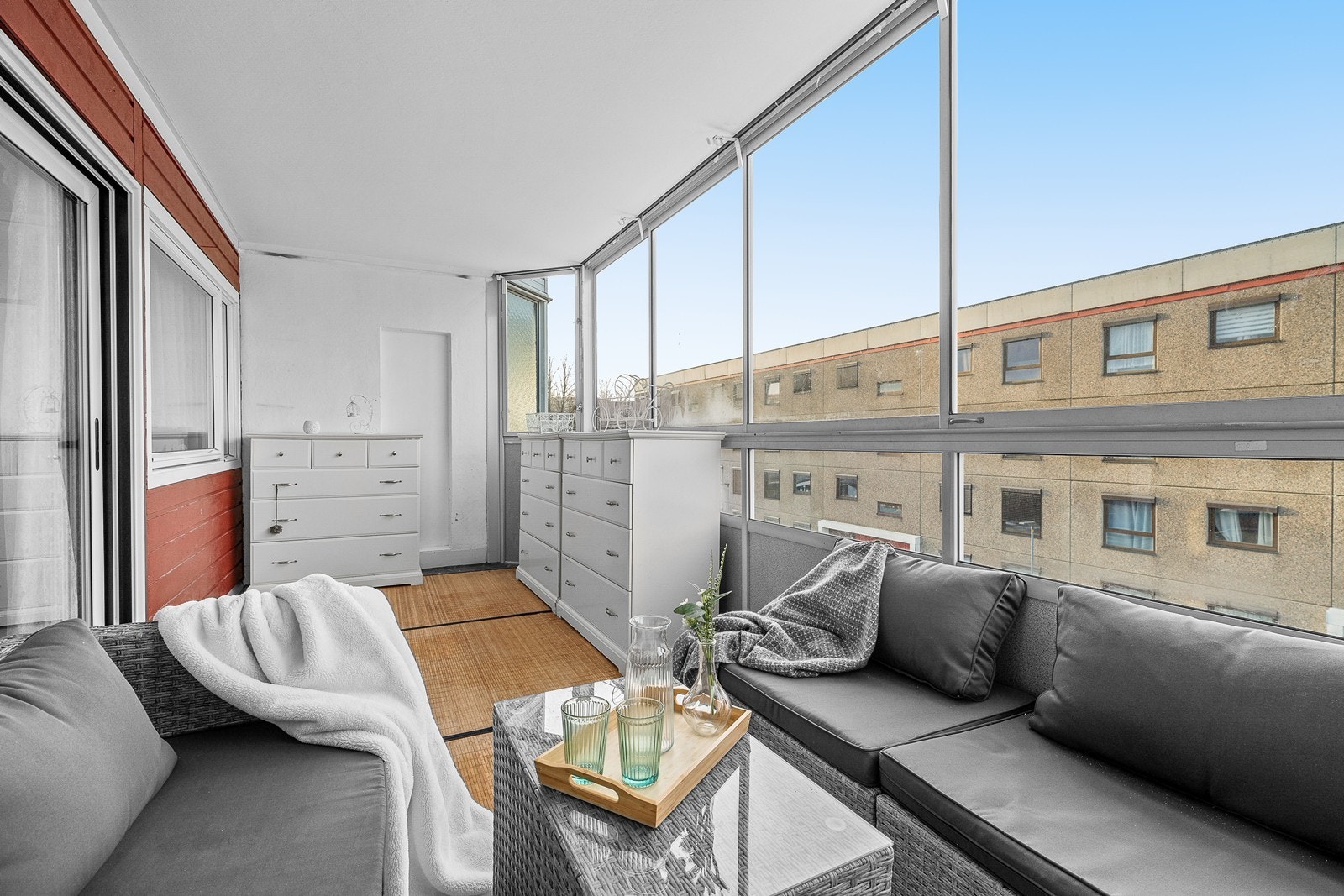 Denne plassen blir som et ekstra rom store deler av året. På verandaen er det god plass til utemøbler, øvrig møblement, grill og evt. blomster! Galleribilde