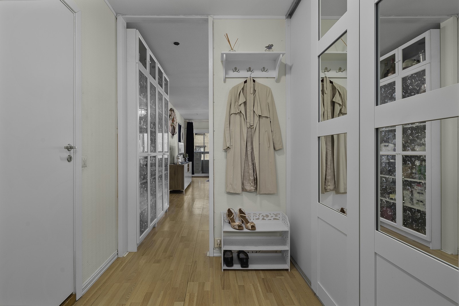 Lys og trivelig entré med plass til å henge fra seg yttertøy og sette fra seg skoene. Det er montert en stor garderobe innredning i opprinnelig bod med praktiske skyvedører foran med adgang fra entreen! Galleribilde