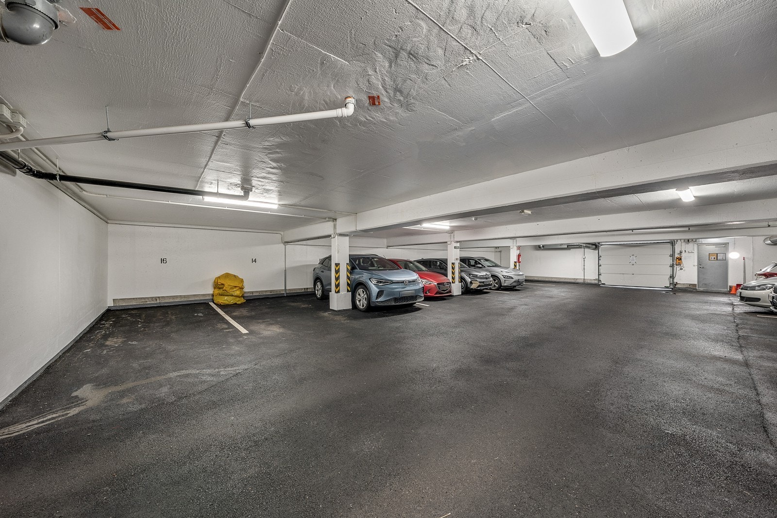 Det disponeres biloppstillingsplass i felles garasje markert med nr. 16! Galleribilde