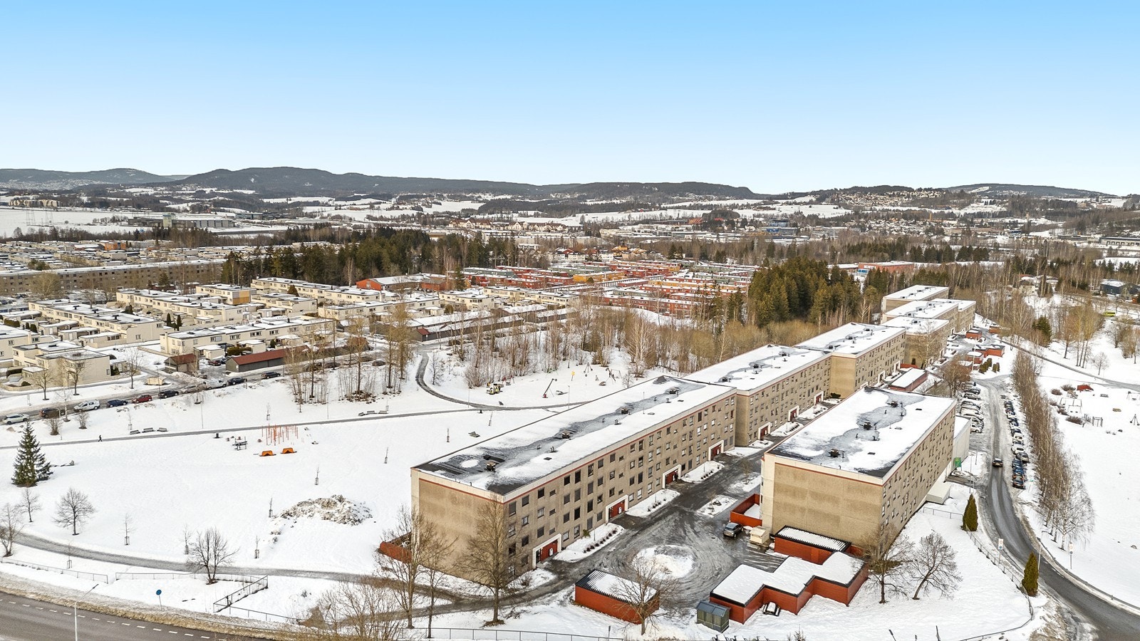 Fra leiligheten er det nærhet til alt av kommunikasjon og gode servicetilbud, med kort avstand til både servicefasiliteter, buss og marka! Galleribilde