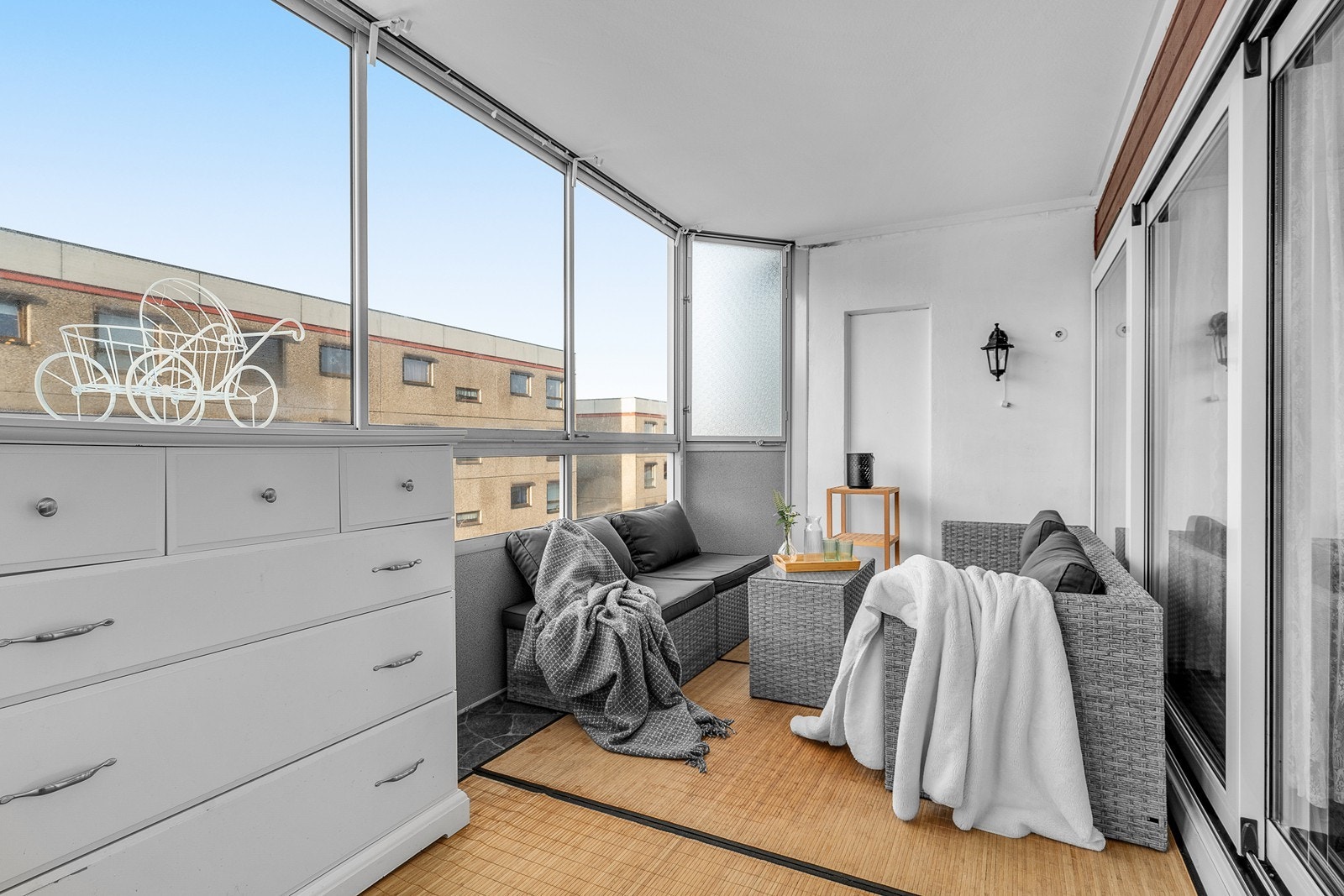 Fra stuen er det utgang til en nordvestvendt innglasset veranda på 14 kvm! Galleribilde