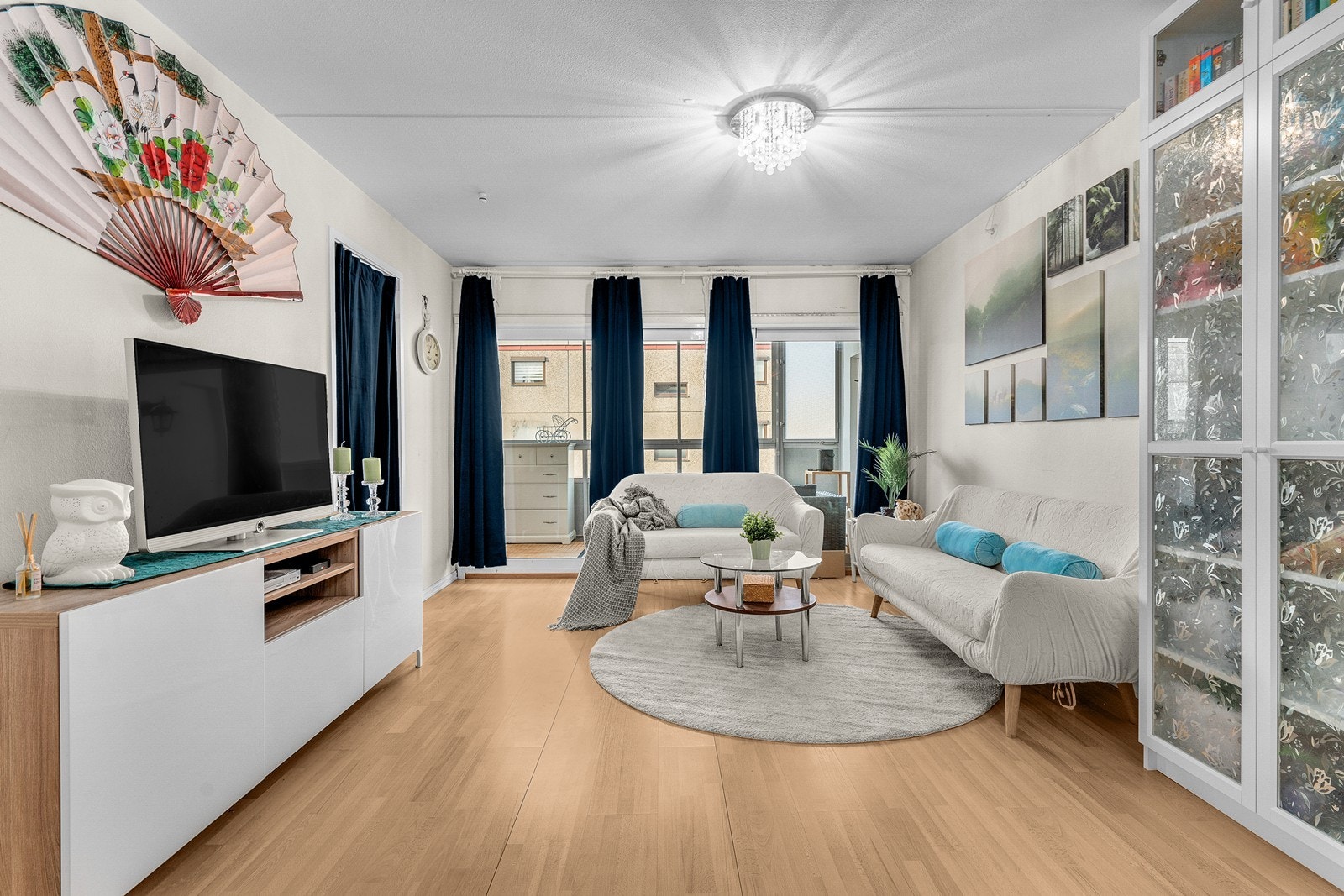 Stuen får godt med naturlig lys fra store vindusflater som også bidrar til å skape en god romfølelse. Det er romslig med plass til både sofa og tilhørende møblement! Galleribilde