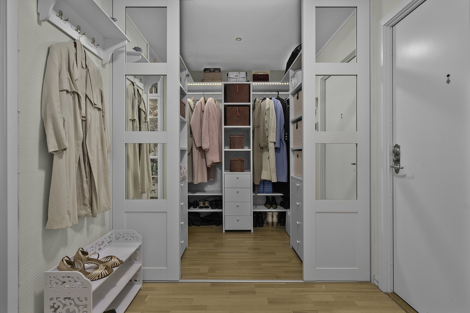 Flott garderobeløsning i opprinnelig bod. Her er det rikelig med oppbevaringsplass! Galleribilde