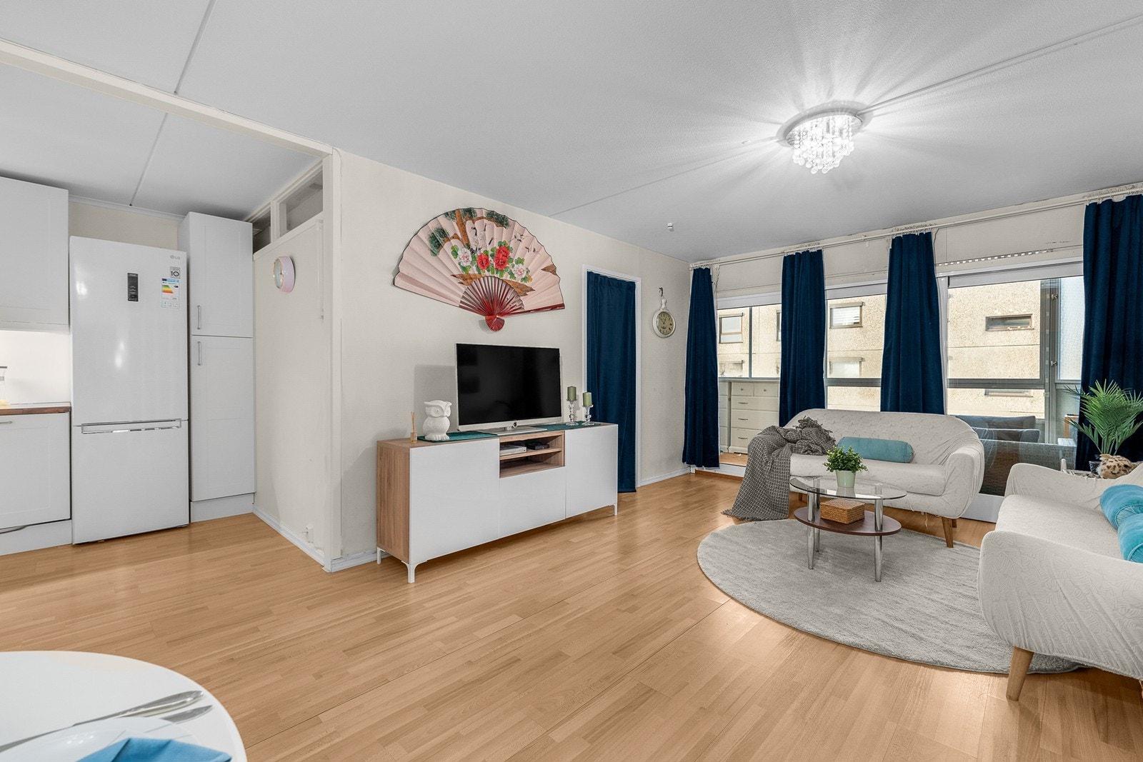 Stuen er av god størrelse, og ligger i dels åpen løsning mot kjøkken! Galleribilde