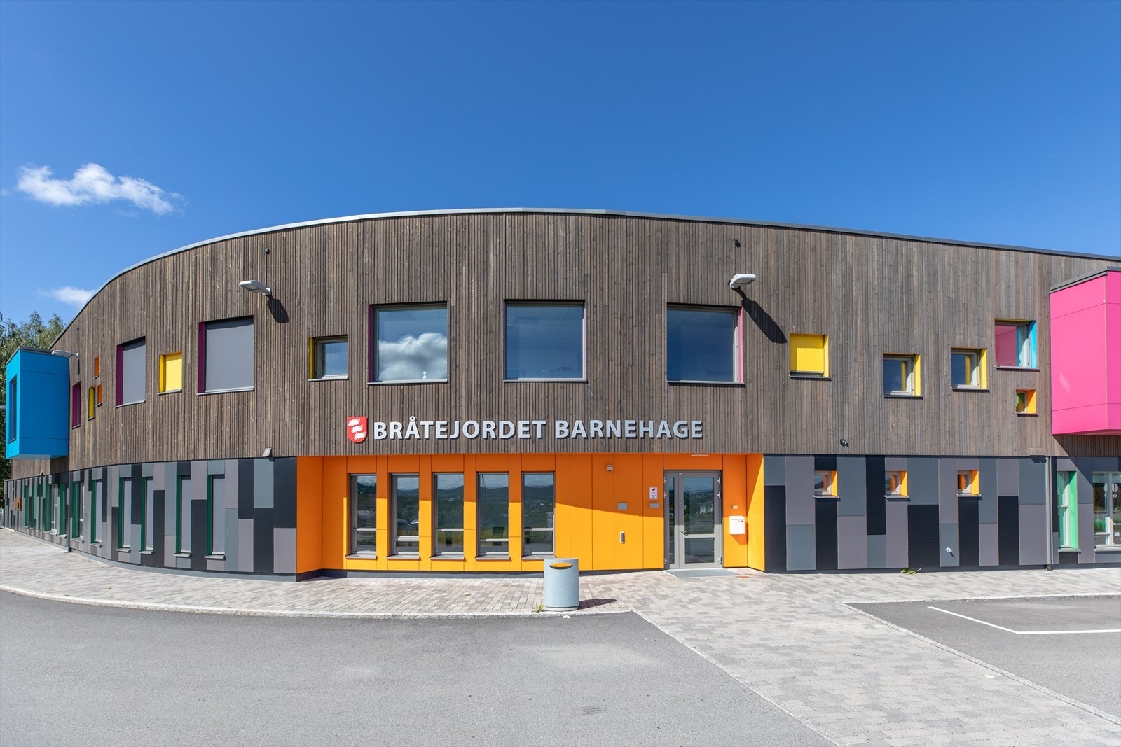 Bråtejordet barnehage åpnet i helt nye lokaler 1. august 2016. Barnehagen ligger fint til på Bråtejordet på Strømmen, med flott utsikt og nærhet til skogen! Galleribilde