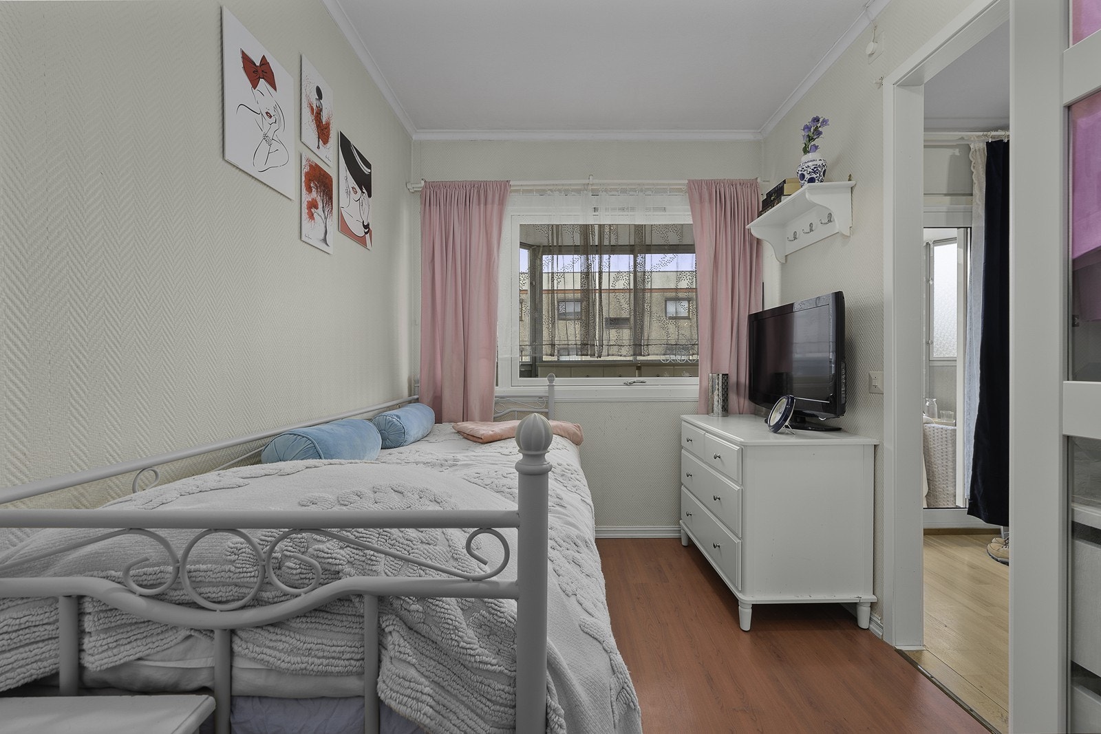 Soverommet er av god størrelse og har plass til dobbeltseng, nattbord og ønsket garderobeløsning! Galleribilde