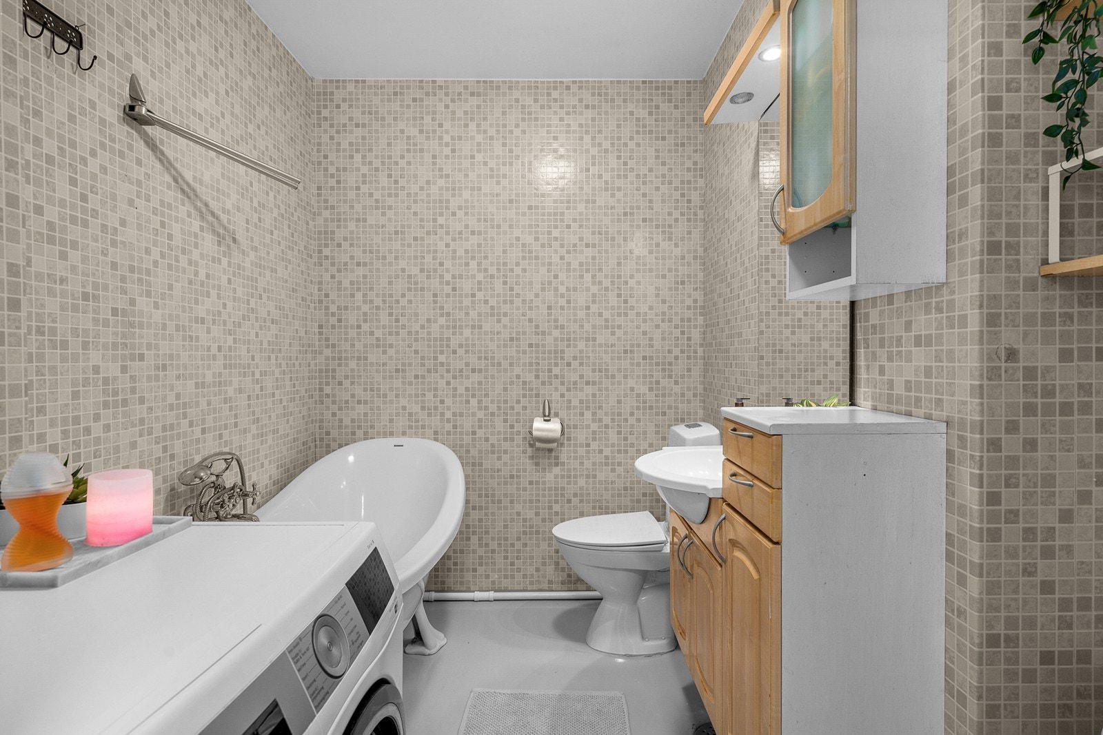 Eldre bad/wc med belegg på vegger, malt belegg på gulv og malt slett flate i himling. Borettslaget skal utføre arbeid med nye våtrom og rørfornying i hele brl. i løpet av 2025/2026. Det anbefales derfor å sette seg godt inn i planleggingen av dette! Galleribilde