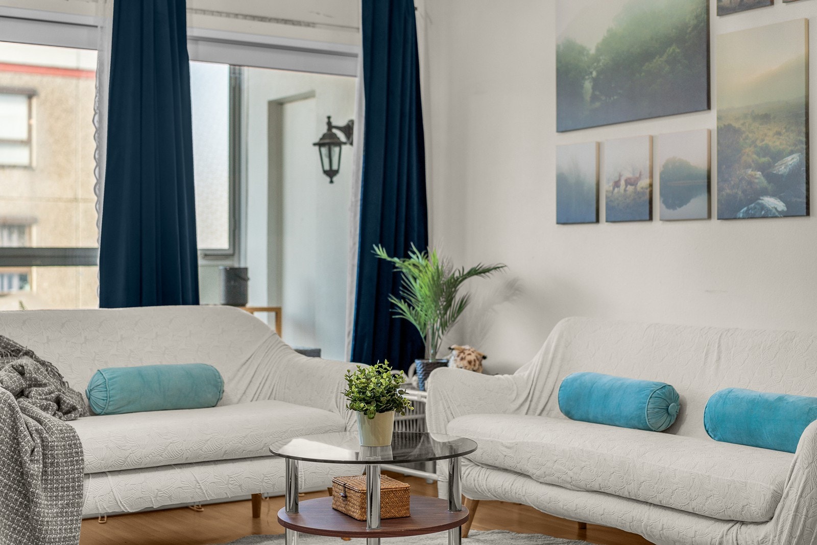 Det er plass til en romslig sofaløsning i stuen! Galleribilde