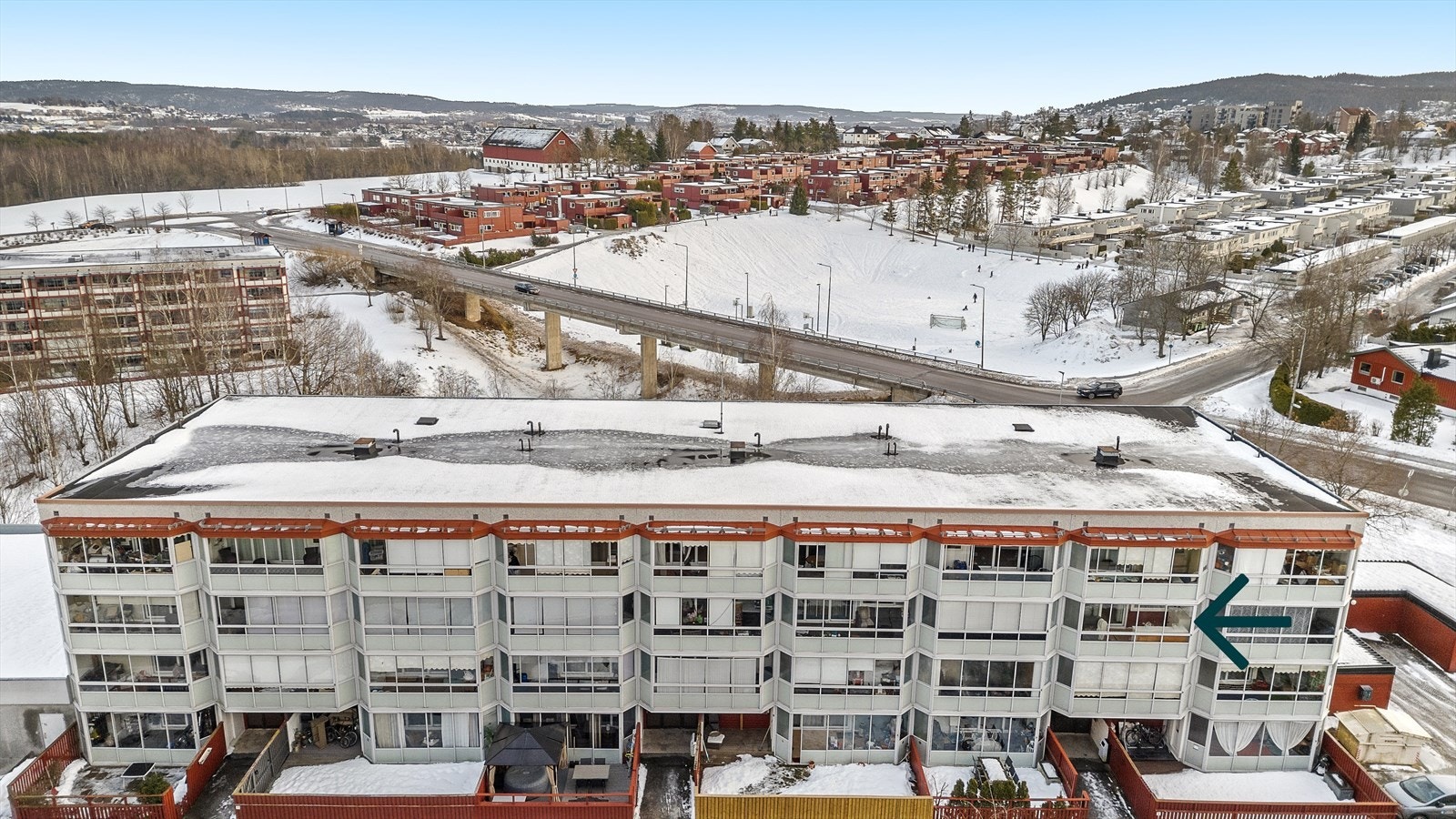 Boligen ligger rolig og tilbaketrukket med nærhet til bl.a. Skjetten senter, bensinstasjon, idrett/sport/fritid, bussholdeplass, E6- aksen Oslo- Gardermoen, skoler, barnehager og flere bymessige fasiliteter i Lillestrøm, Strømmen samt Lørenskog! Galleribilde