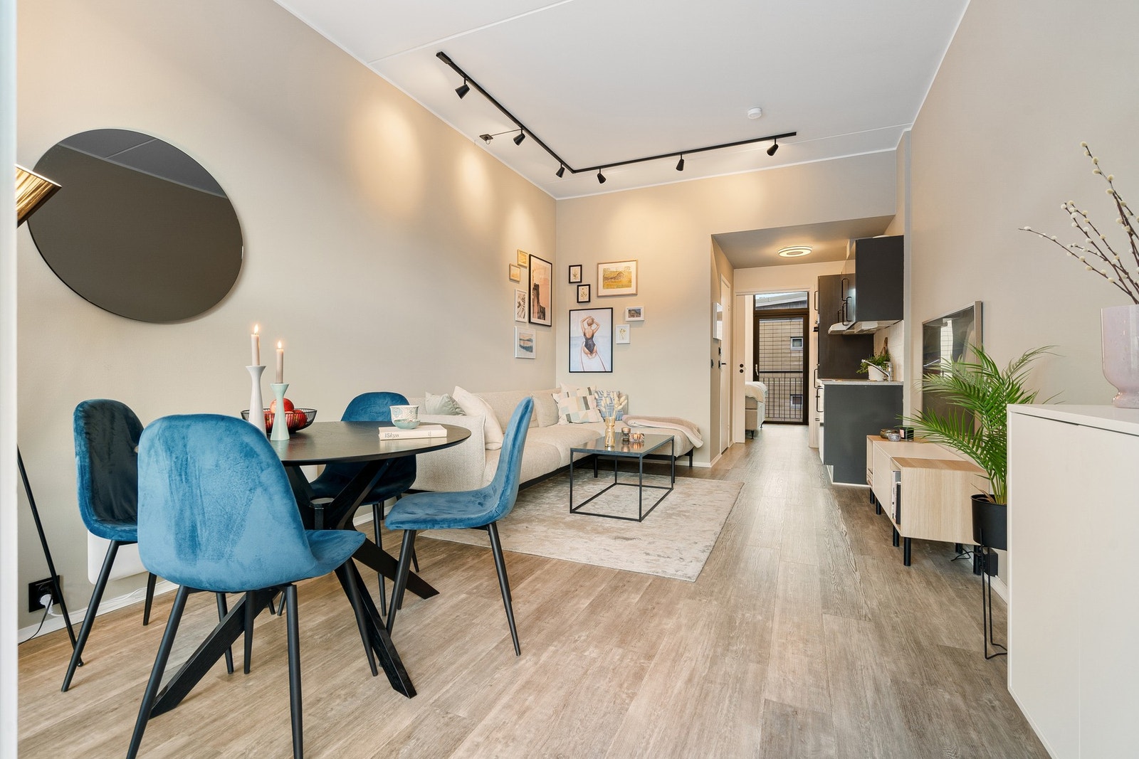 Takhøyden på hele tre meter gir en luftig og behagelig atmosfære. Galleribilde