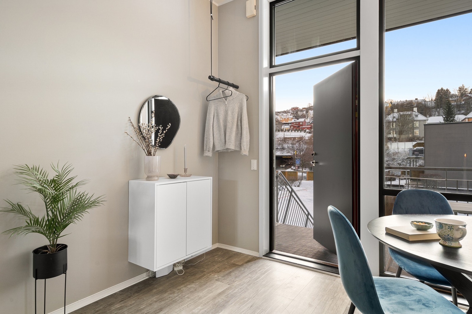 Entrè med skoskap. Her kan man ved enkle tiltak få etablert et inngangsparti ved å sette opp en skillevegg. Galleribilde