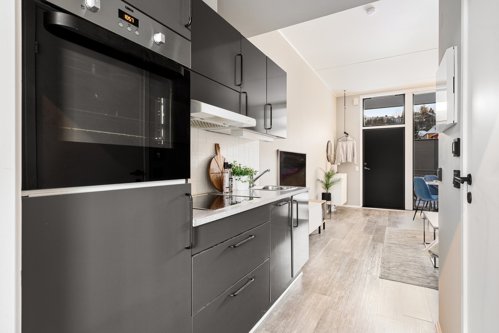 Kjøkkenet har integrerte hvitevarer som kjøleskap, stekeovn og oppvaskmaskin. Galleribilde