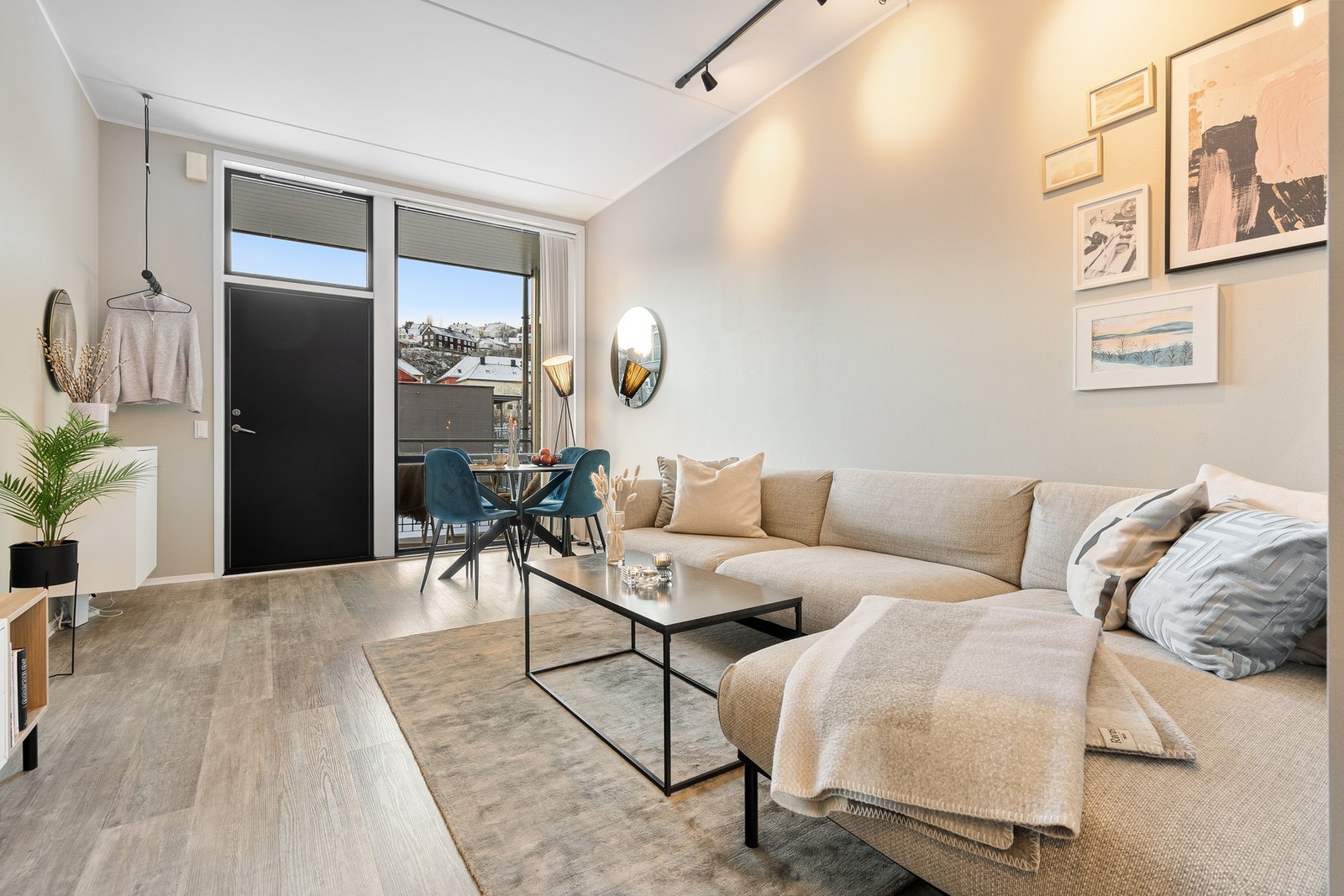 Den praktiske planløsningen gir ypperlige møbleringsmuligheter for både sofagruppe og TV-bord. Galleribilde