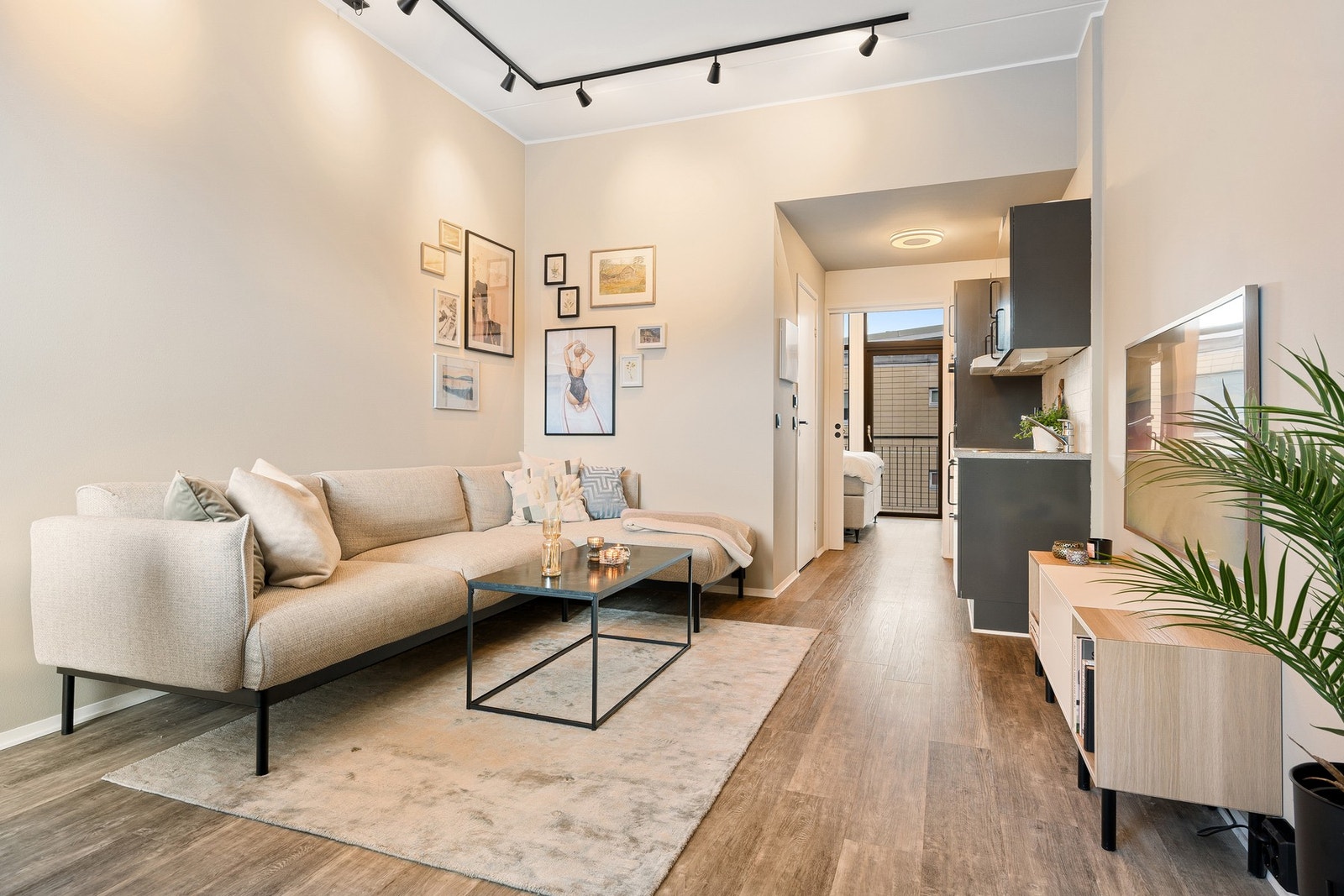 Leiligheten har en åpen løsning mellom kjøkken og stue på ca. 21 kvadratmeter. Galleribilde