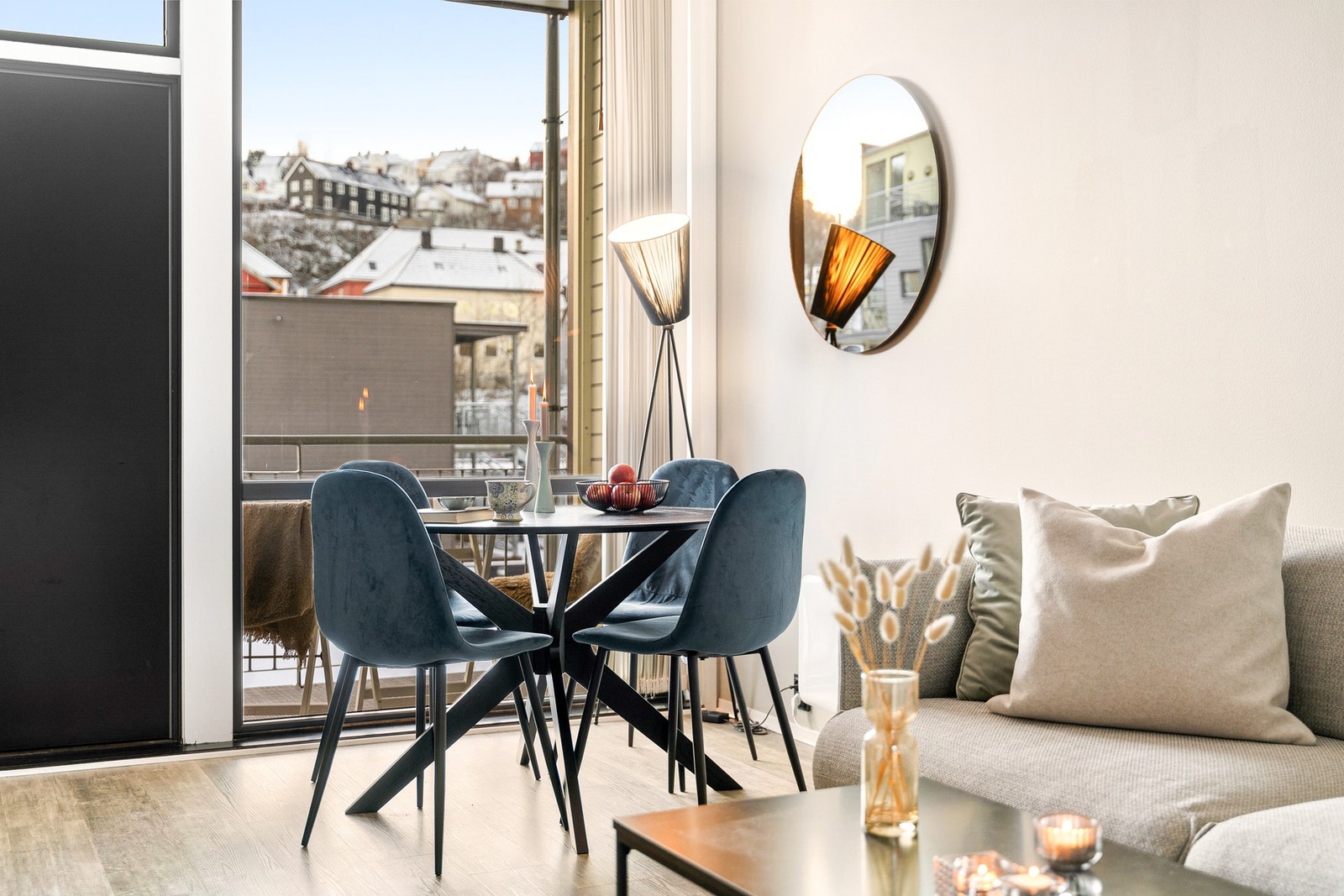 Store vindusflater gir også god med lysinnslipp. Galleribilde