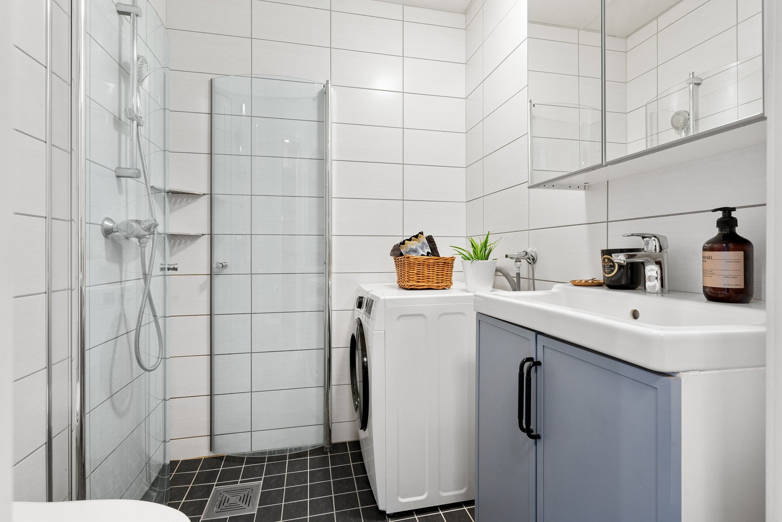 Lyst flislagt bad fra byggeår (2004) med varme i gulv. Galleribilde