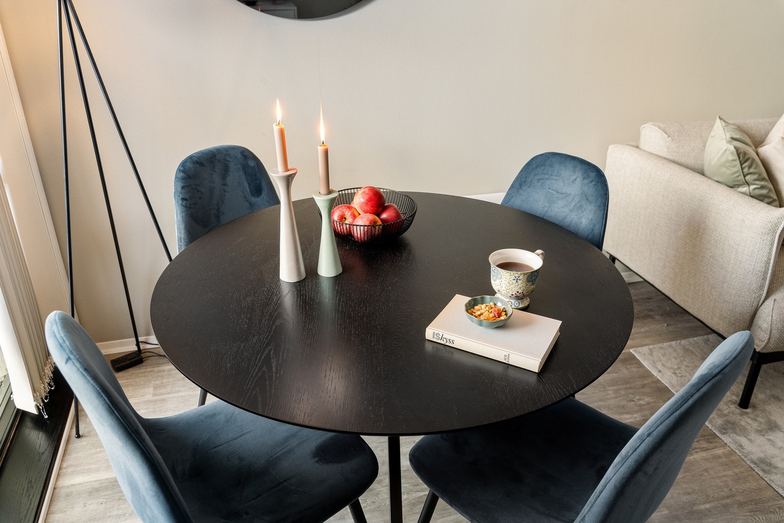 Spiseseksjonen finner sin naturlige plassering i det ene stuehjørnet. Galleribilde