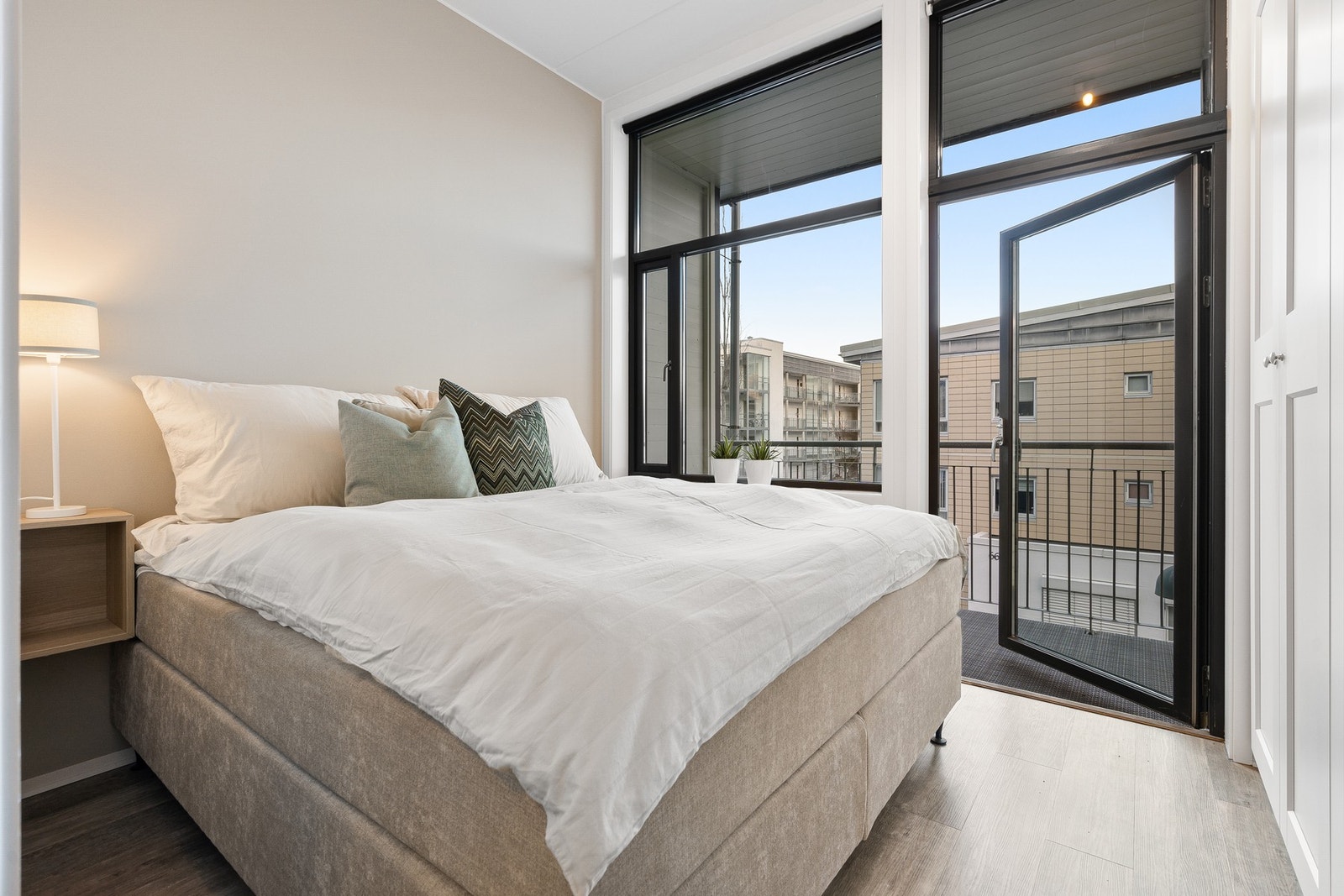 Fra soverommet har man utgang til èn av to balkonger. Galleribilde