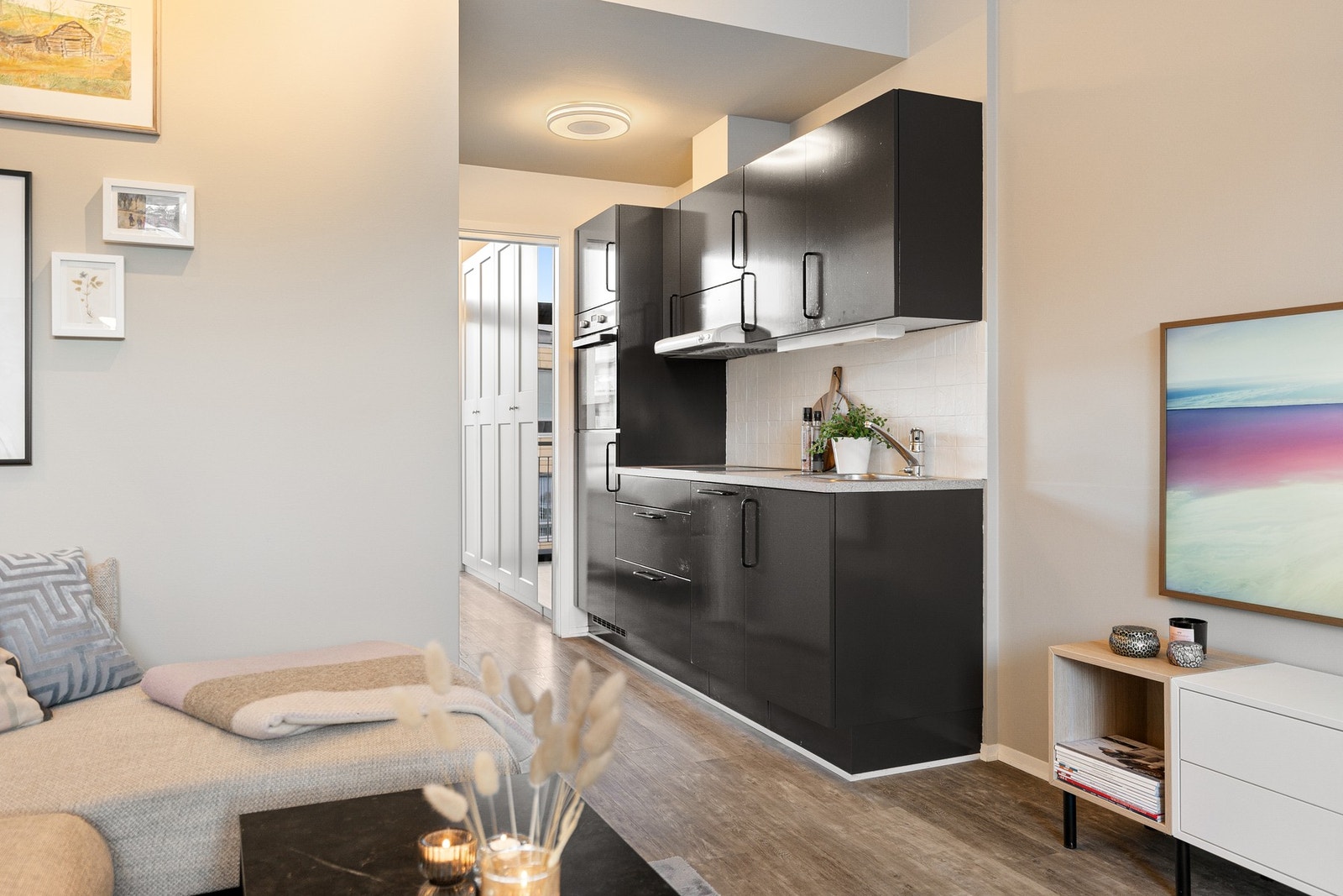 Kjøkkenbenken kan også enkelt forlenges for å gi mer benkeplass og/eller plass til en fryseboks under. Galleribilde