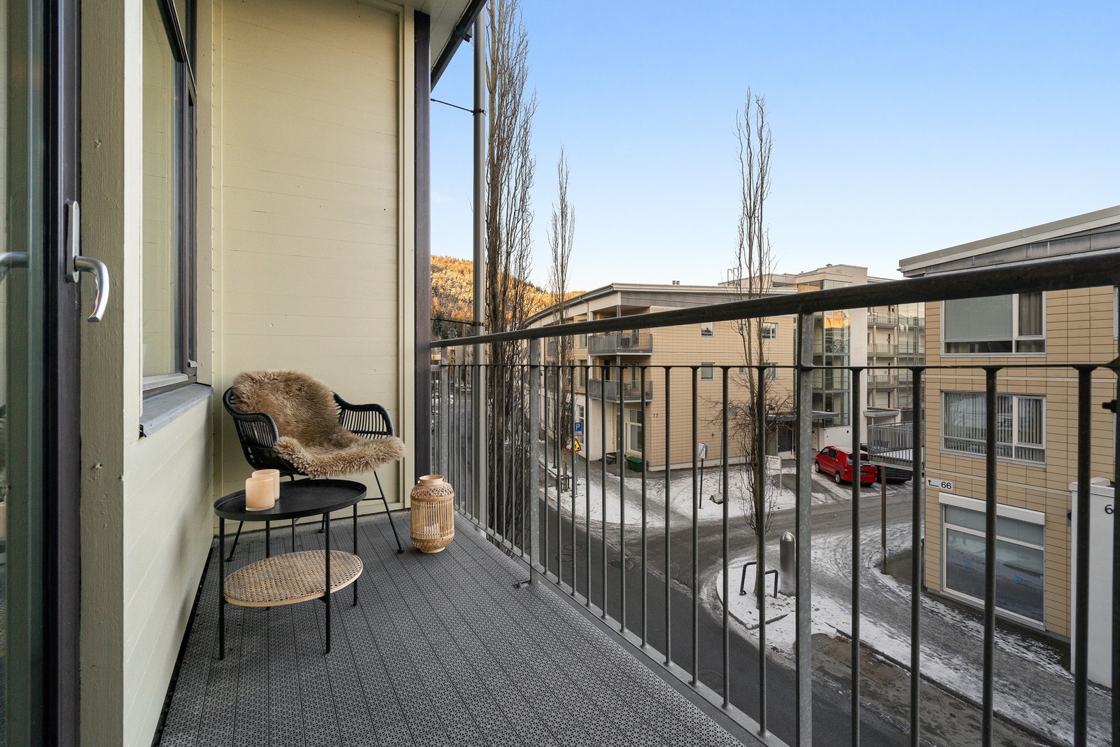 Balkongen er på 4 kvadratmeter og har bra med plass til utemøblement. Galleribilde