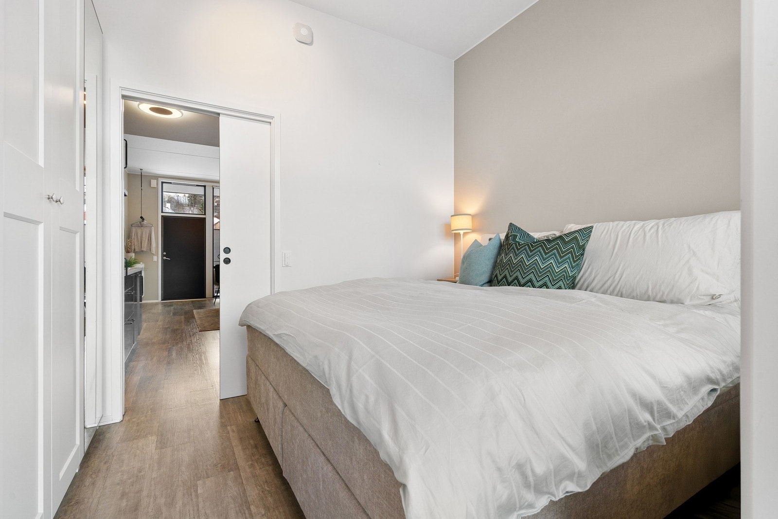 Soverommet er på ca. 9 kvadratmeter og rikelig med plass til både dobbeltseng og nattbord. Galleribilde