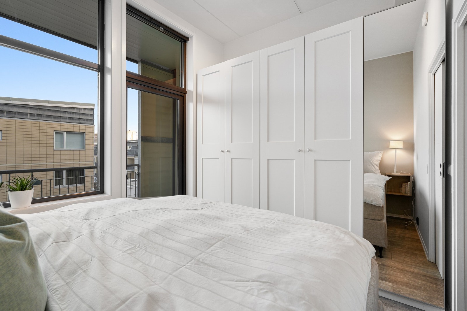 Garderobeskapet på rommet medfølger naturligvis handelen. Galleribilde