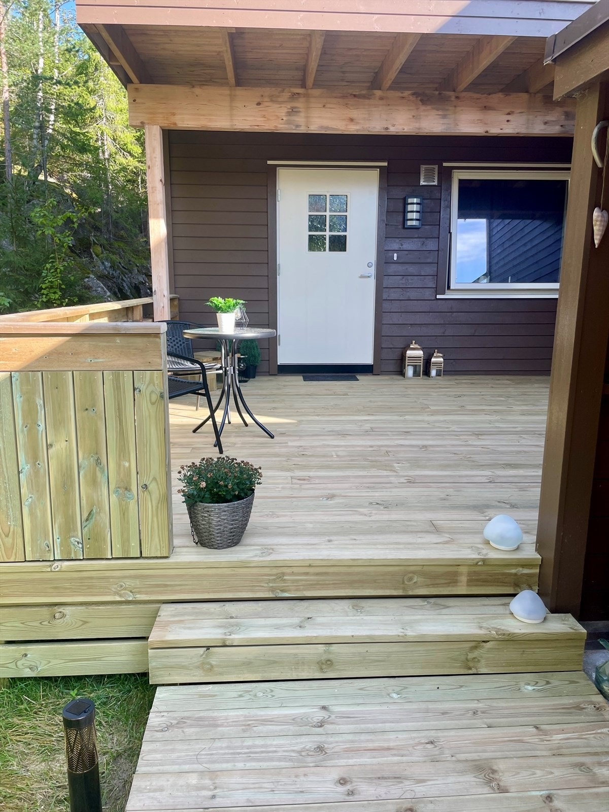 Boligen har fått helt ny fasade og i sommer ble det bygd en flott terrasse ved inngangspartiet. Selger sitt privat bilde. Galleribilde