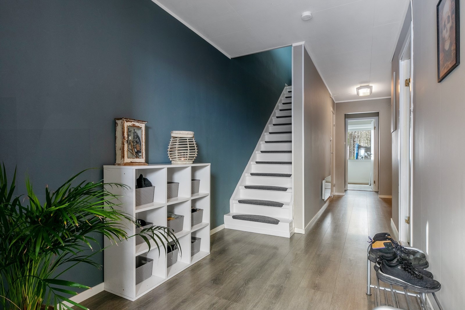 Gang i 1. etasje med trapp opp til 2. etasje. Galleribilde