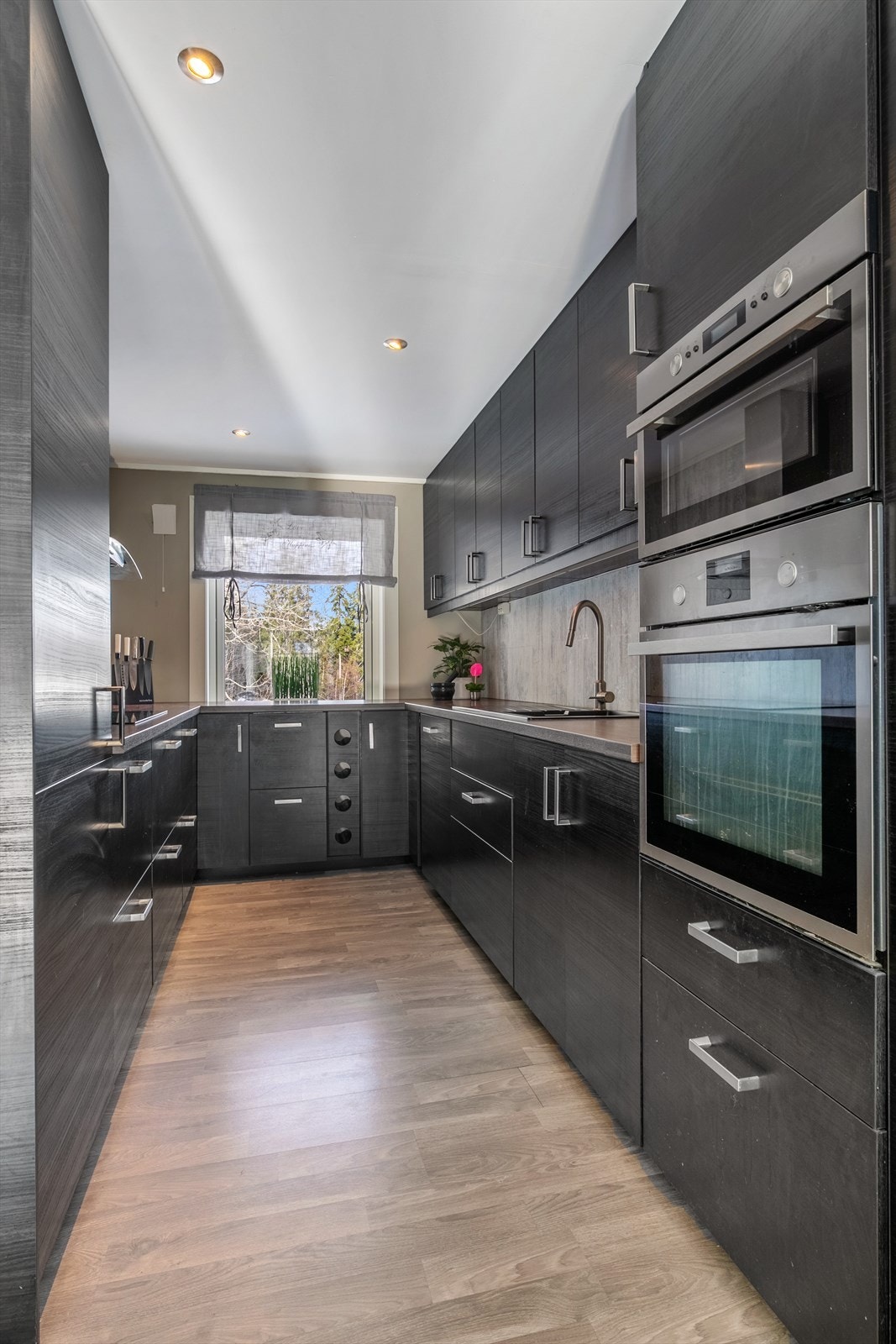 Det er god skap- og benkeplass. Kjøkkenskuffer som rommer mye. Galleribilde