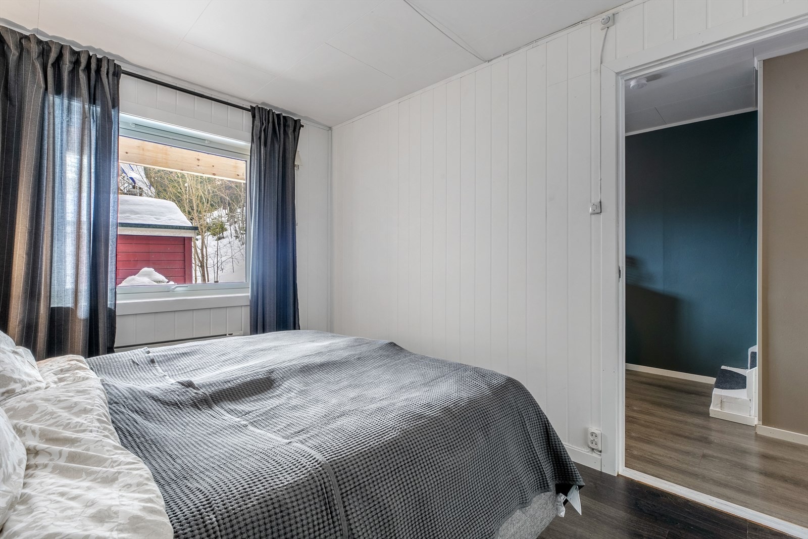 Det er inngang til hovedsoverom fra entré. Galleribilde