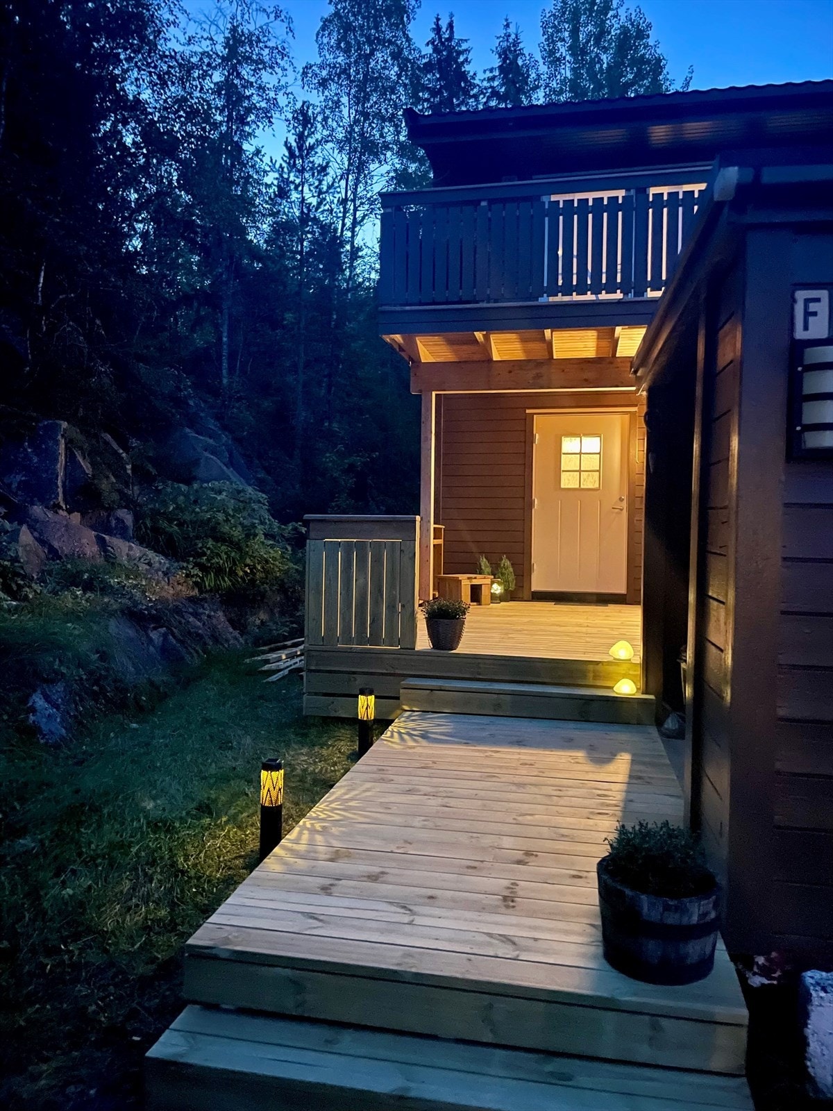 Skogen ligger om nærmeste nabo. Man har praktisk utebod til høyre for inngangspartiet. Selger sitt privat bilde. Galleribilde