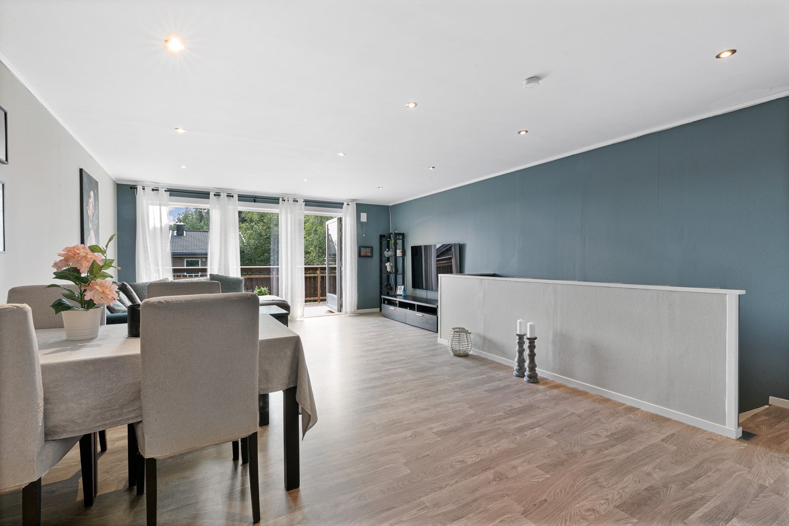 Tett rekkverk som skjermer mot trappen. Galleribilde