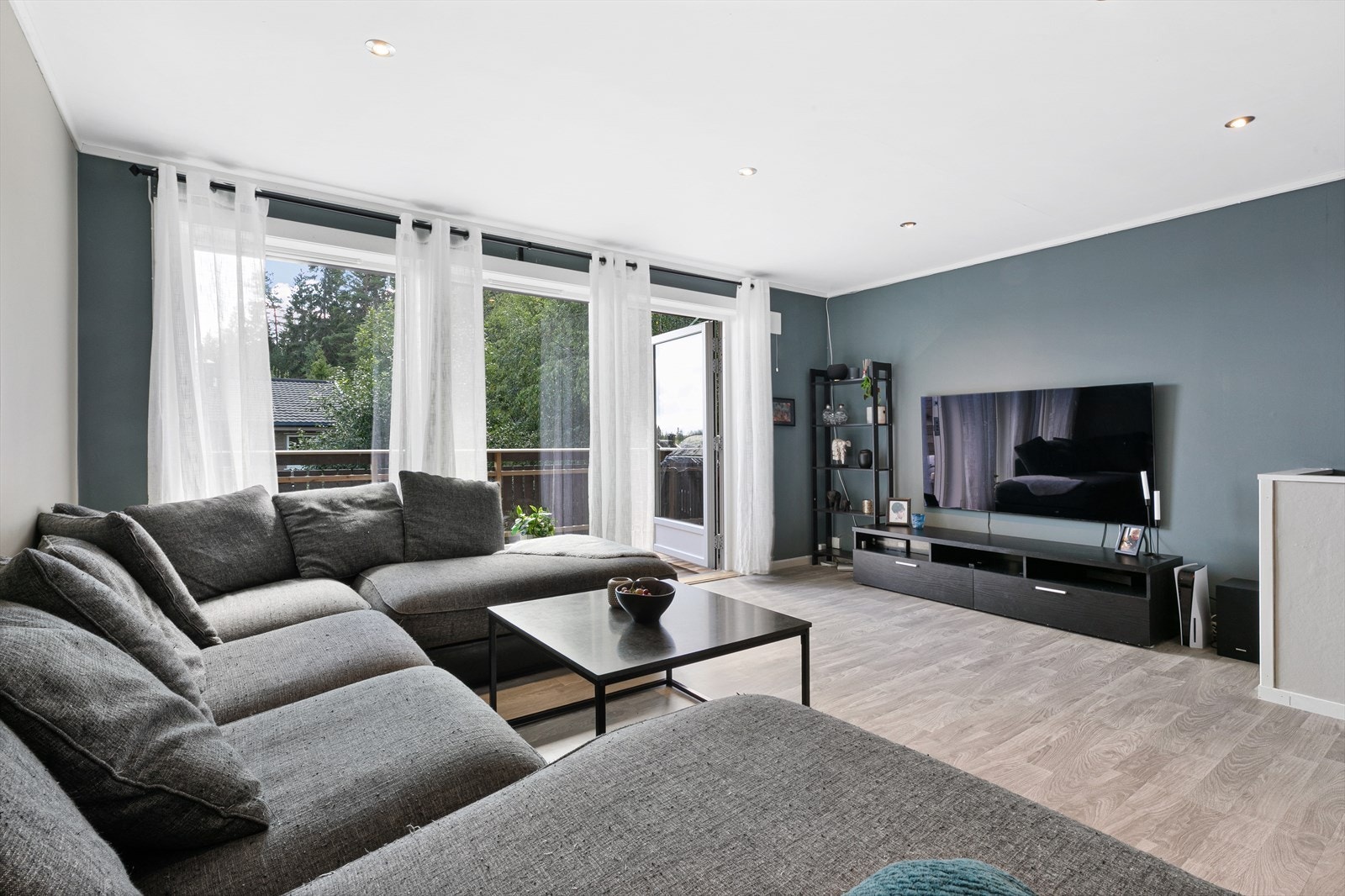 Det er dimmbare down-lights i taket og utgang til romslig veranda. Galleribilde