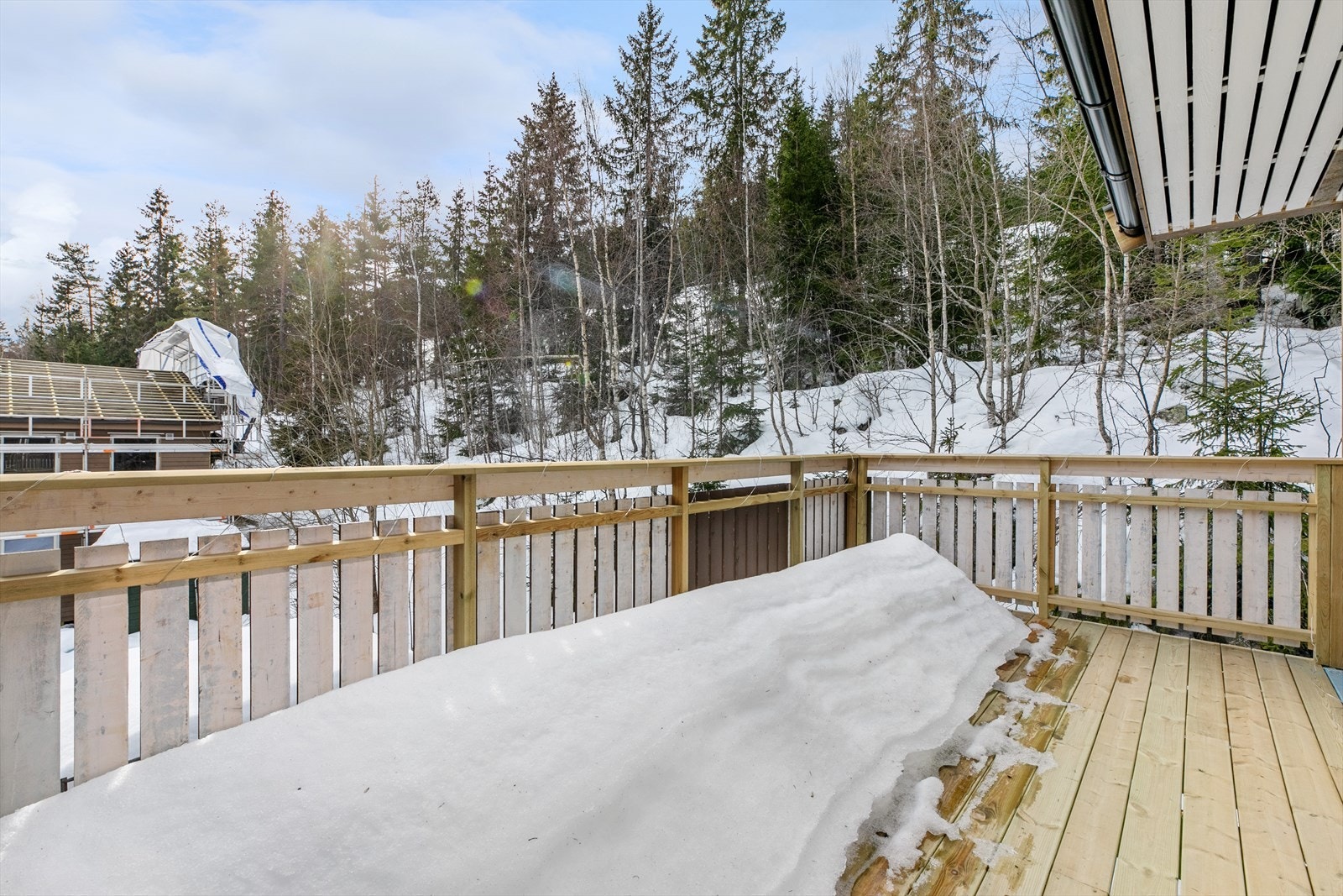 Romslig veranda. Galleribilde