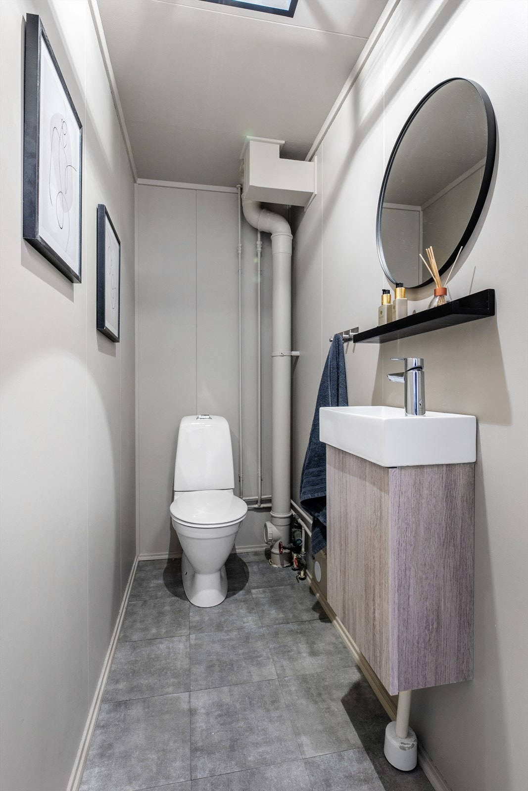 Separat toalett med servant. Galleribilde