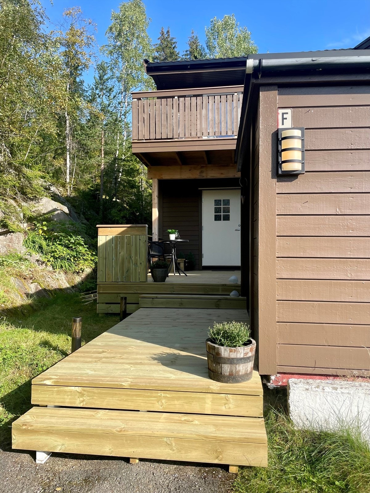 Dette er et sted de fleste vil like. Man har gangavstand til togstasjon, buss, matbutikker, apotek, matservering m.m. Galleribilde