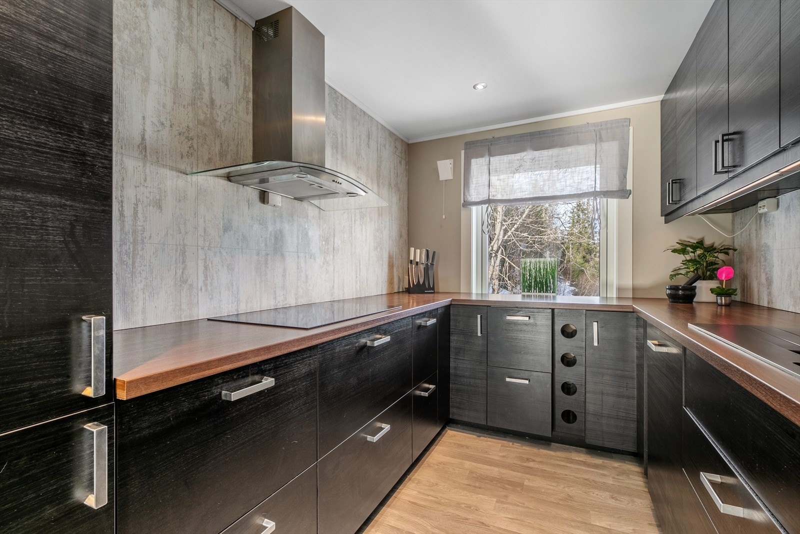 Velkommen til et pent enderekkehus med normal god standard og fin beliggenhet. Galleribilde