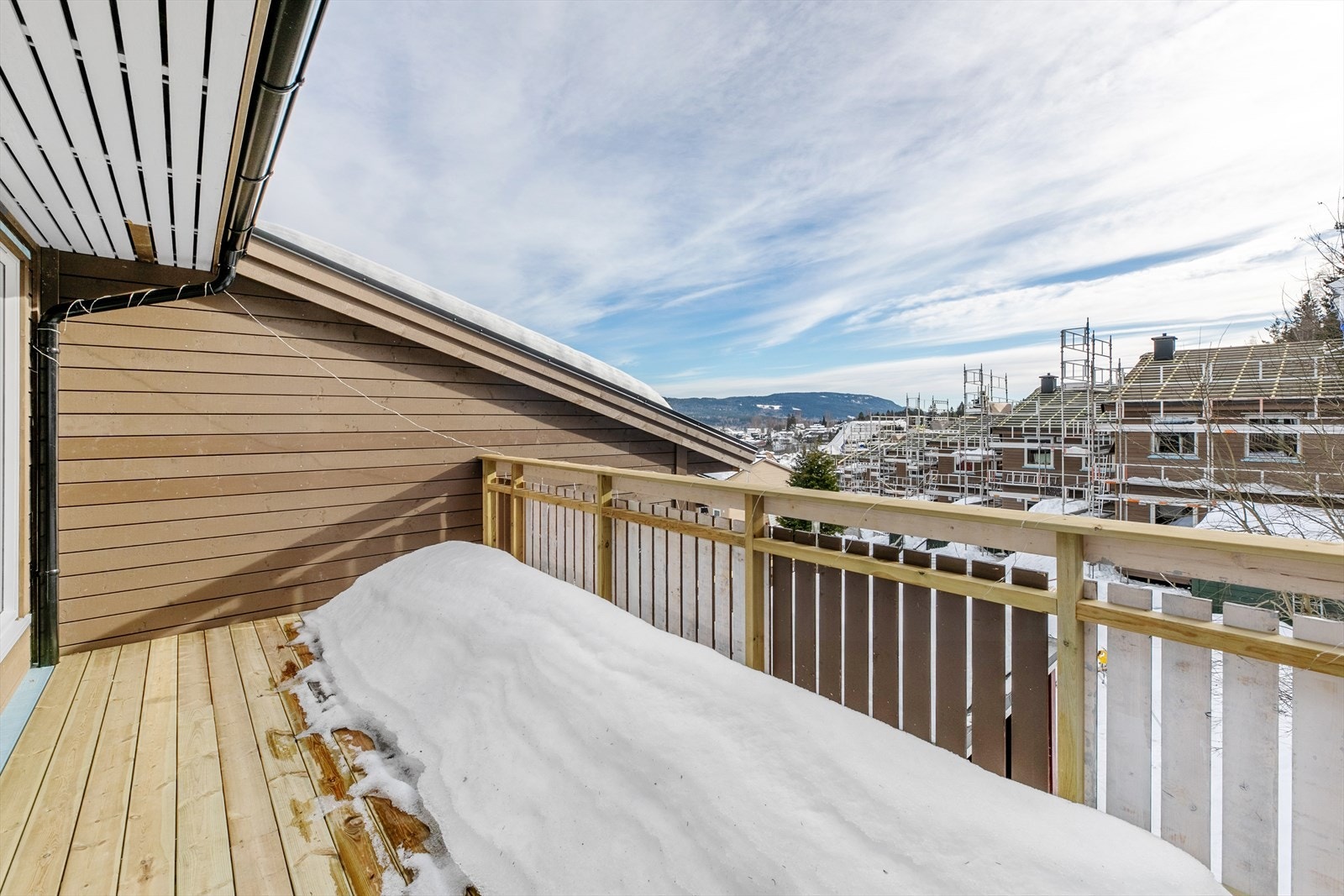 Akkurat nå ser man arbeidet som pågår i nabohus, mens Holterkollen sees i det fjerne. Galleribilde